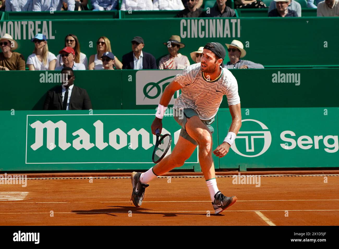 MONTE-CARLO, MONACO - 11 APRILE: Karen Khachanov della Russia al Rolex Monte-Carlo Masters al Monte-Carlo Country Club l'11 aprile 2024 a Monte-Carlo, Monaco. Foto Stock