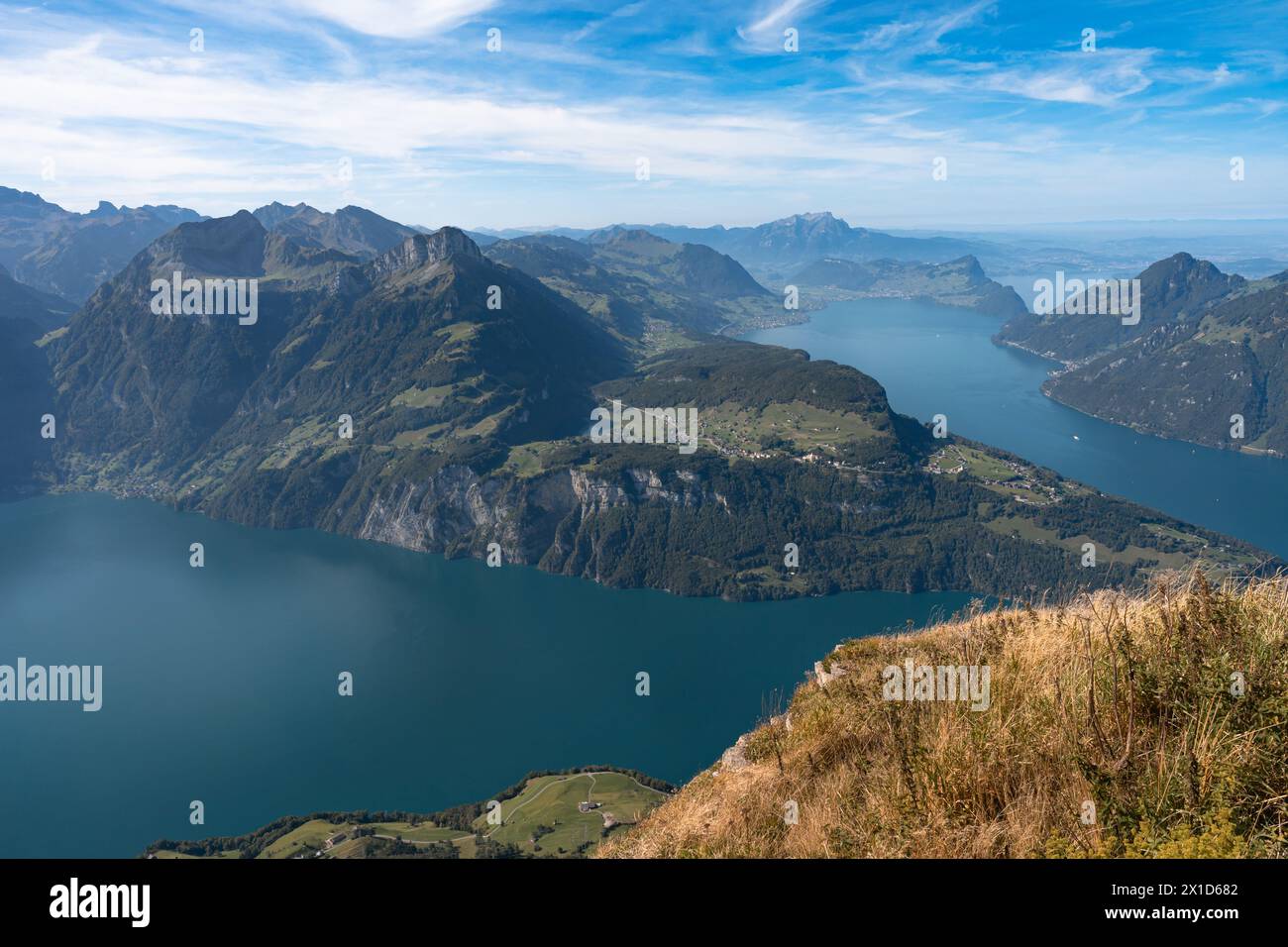 Lago in una valle vista dalla cima di Fronalpstock in Svizzera. Vista iconica delle Alpi svizzere Foto Stock