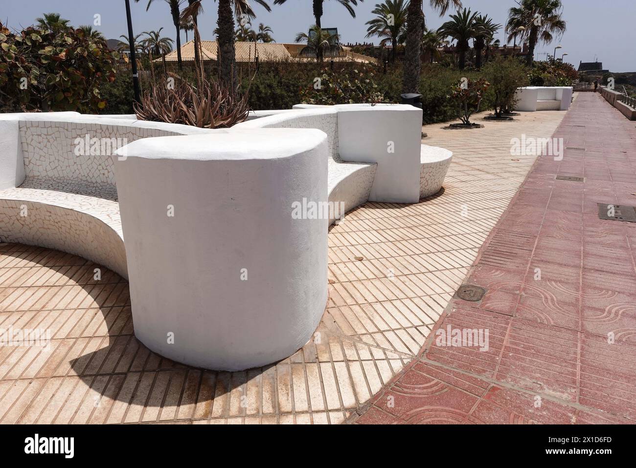 Palm-Mar, Tenerife, 16 aprile 2024 - graffiti antituristici incastrati sui muri della località balneare di Palm-Mar nel sud dell'isola di Tenerife sono stati dipinti da funzionari che cercano di trasmettere la piccola città come "turistico-friendly" diversi messaggi sono stati spruzzati settimane fa su pareti e panchine, tuttavia, la nuova vernice bianca copre ora le aree colpite e uno slogan che recita "stipendio medio nelle Isole Canarie 1.200E” è stato ora coperto di vernice grigia. Credito: Interrompi stampa Media/Alamy Live News Foto Stock
