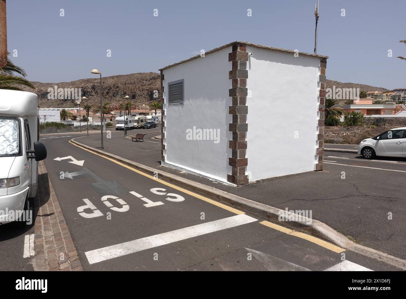 Palm-Mar, Tenerife, 16 aprile 2024 - Un piccolo edificio a Palm-Mar ha avuto un nuovo rivestimento di vernice che una volta diceva "i turisti vanno a casa". - Graffiti antituristici incastonati sulle pareti della località balneare di Palm-Mar nel sud dell'isola di Tenerife sono stati dipinti da funzionari che stanno cercando di trasmettere la piccola città come "turistico amichevole" diversi messaggi sono stati spruzzati settimane fa su pareti e panchine, tuttavia, la nuova vernice bianca copre ora le aree colpite e uno slogan che recita "stipendio medio nelle Isole Canarie 1.200E” è stato ora coperto di vernice grigia. Credito: Interrompi pressione Foto Stock