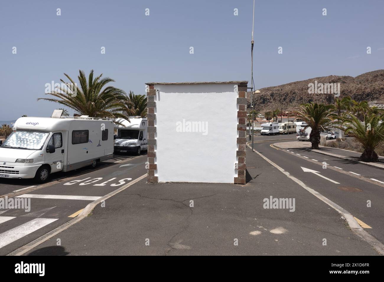 Palm-Mar, Tenerife, 16 aprile 2024 - Un piccolo edificio a Palm-Mar ha avuto un nuovo rivestimento di vernice che una volta diceva "i turisti vanno a casa". - Graffiti antituristici incastonati sulle pareti della località balneare di Palm-Mar nel sud dell'isola di Tenerife sono stati dipinti da funzionari che stanno cercando di trasmettere la piccola città come "turistico amichevole" diversi messaggi sono stati spruzzati settimane fa su pareti e panchine, tuttavia, la nuova vernice bianca copre ora le aree colpite e uno slogan che recita "stipendio medio nelle Isole Canarie 1.200E” è stato ora coperto di vernice grigia. Credito: Interrompi pressione Foto Stock