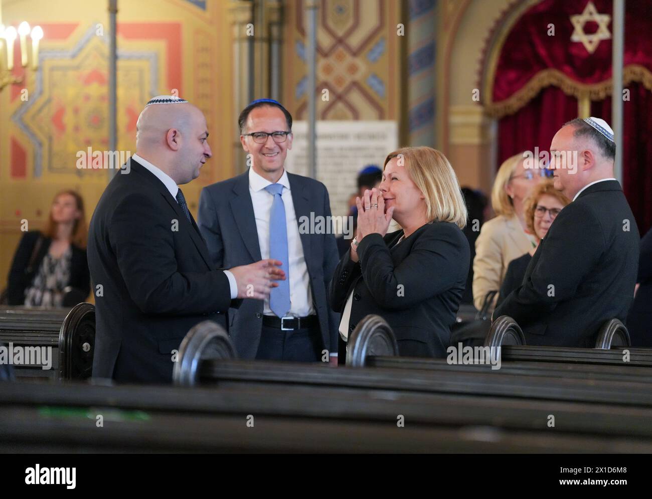 Bukarest, Romania. 16 aprile 2024. Nancy Faeser (M, SPD), Ministro federale degli interni e degli interni, visita il Tempio corale con Silviu Vexler (l), presidente della comunità ebraica. Sullo sfondo c'è l'ambasciatore tedesco Peer Gebauer, a destra Ovidiu Gant, membro della minoranza tedesca nel parlamento rumeno. La sinagoga più grande della Romania può ospitare 300 uomini e 300 donne. Credito: Soeren Stache/dpa/Alamy Live News Foto Stock