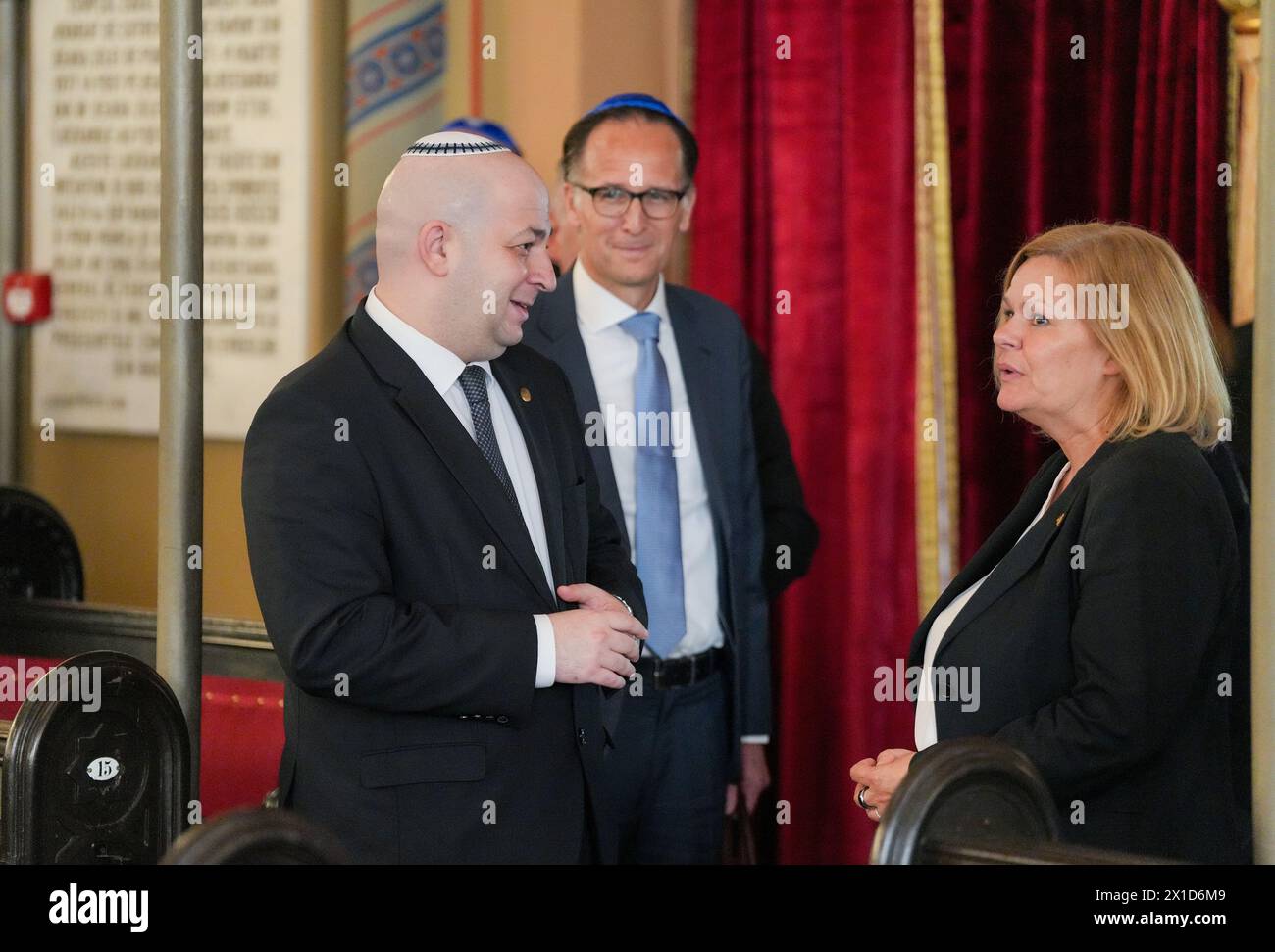 Bukarest, Romania. 16 aprile 2024. Nancy Faeser (r, SPD), ministro federale degli interni e degli interni, visita il Tempio corale con Silviu Vexler (l), presidente della Comunità ebraica. L'ambasciatore tedesco Peer Gebauer è sullo sfondo. La sinagoga più grande della Romania può ospitare 300 uomini e 300 donne. Credito: Soeren Stache/dpa/Alamy Live News Foto Stock