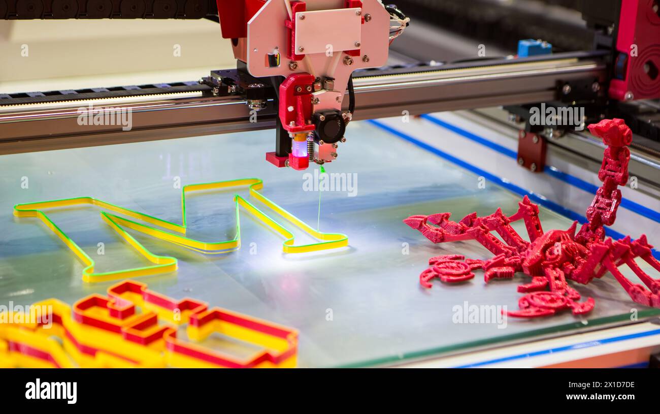 Stampante 3d tridimensionale che stampa lettera M.. Foto Stock