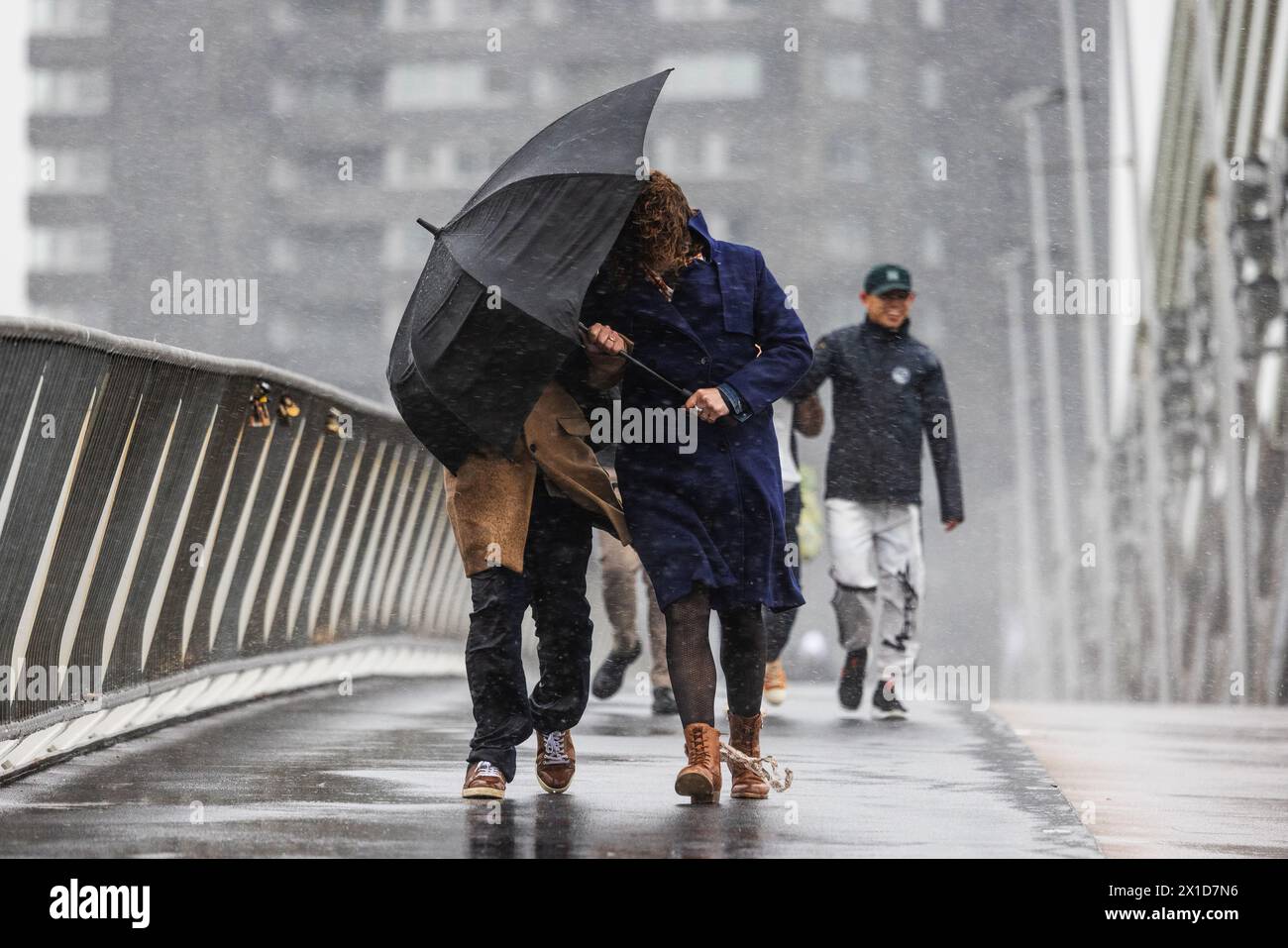ROTTERDAM - gli escursionisti sul ponte Erasmus affrontano forti raffiche di vento e pioggia durante una forte discesa. Foto: ANP / Hollandse Hoogte / Jeffrey Groeneweg netherlands Out - belgium Out Foto Stock