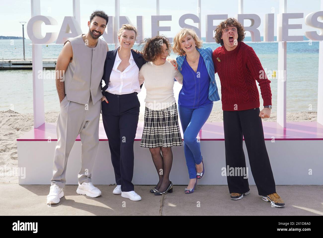 Joakim Latzko, Agathe De la Boulaye, Sylvie Flepp, Diane Dassigny e Tim Rousseau partecipano alla Photocall 'Plus belle la vie' durante il 7° Canneseries International Festival il 6 aprile 2024 a Cannes, Francia. Foto Stock