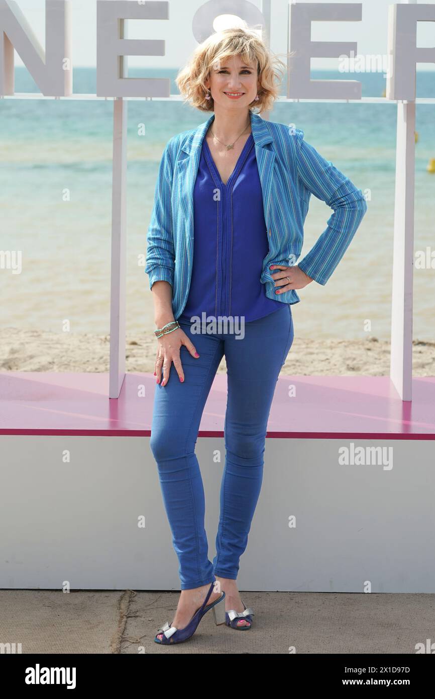 Diane Dassigny partecipa alla Photocall 'Plus belle la vie' durante il 7° Festival Internazionale di Canneseries il 6 aprile 2024 a Cannes, Francia. Foto Stock