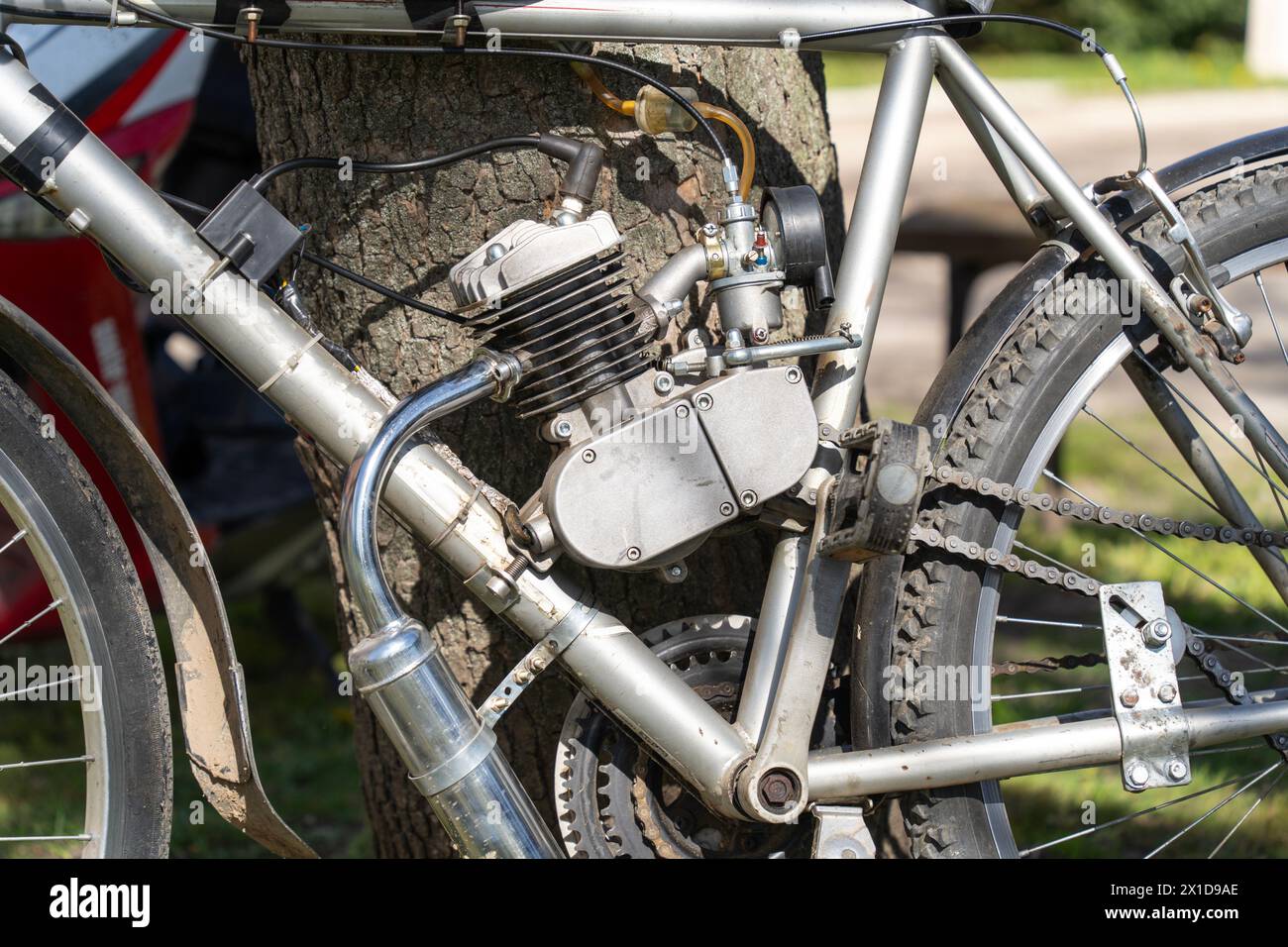 Una bicicletta dotata di un semplice motore a benzina a combustione interna Foto Stock