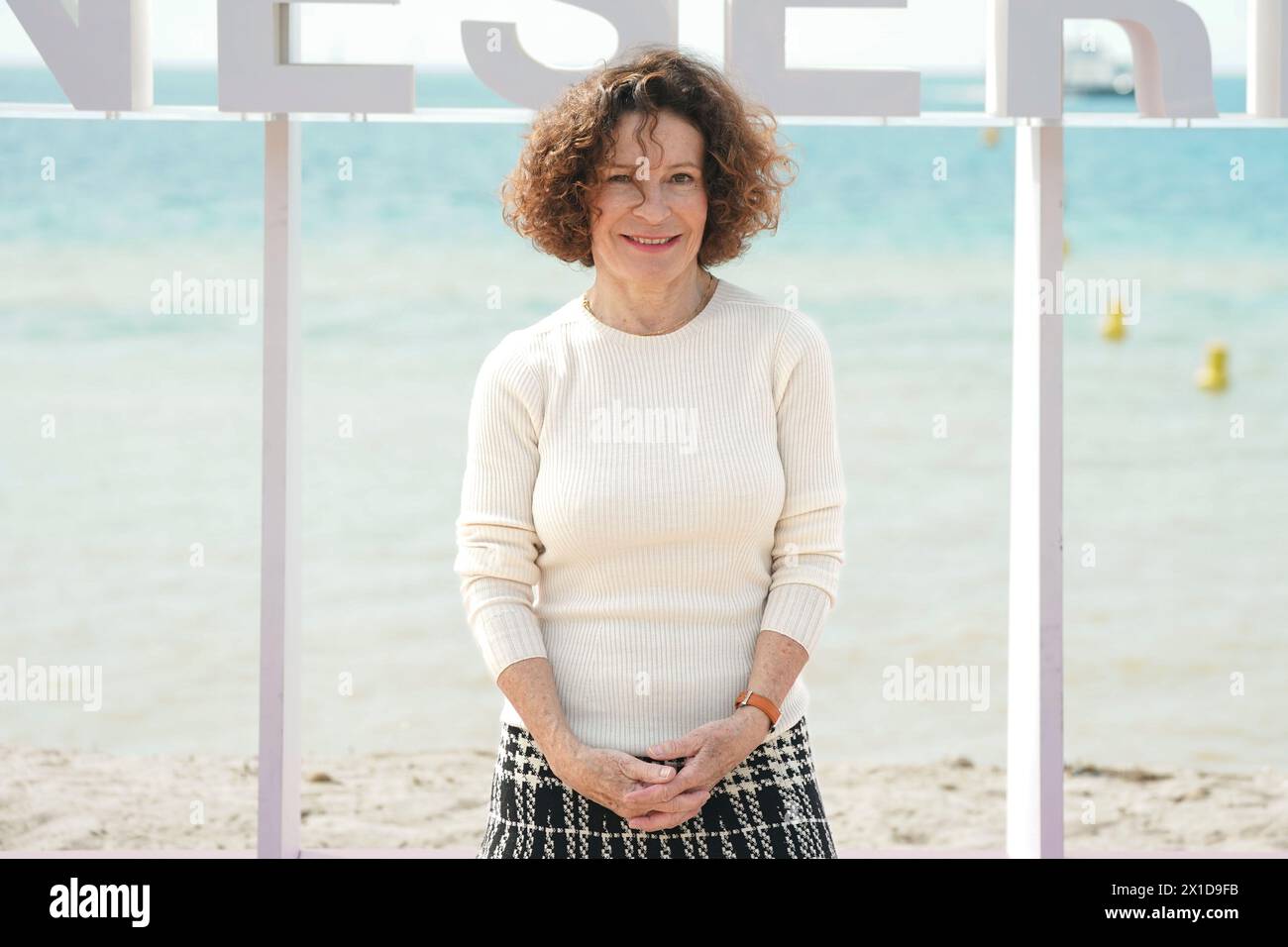 Sylvie Flepp partecipa alla Photocall 'Plus belle la vie' durante il 7° Festival Internazionale di Canneseries il 6 aprile 2024 a Cannes, Francia. Foto Stock