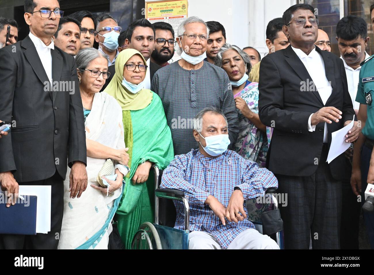 Dhaka, Bangladesh, il 16 aprile 2024 il premio Nobel del Bangladesh per la pace, il professor Muhammad Yunus (C), si prepara a lasciare il paese dopo aver presentato un appello per l'estensione della sua cauzione al tribunale laburista di Dacca, Bangladesh, il 16 aprile 2024 Foto Stock