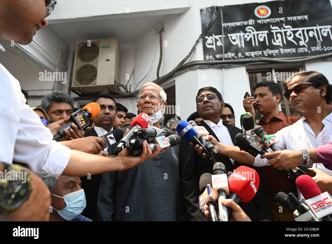 Dhaka, Bangladesh, il 16 aprile 2024 il premio Nobel per la pace del Bangladesh, il professor Muhammad Yunus (C), si rivolge ai media mentre si prepara a lasciare il paese dopo aver presentato un appello per l'estensione della sua cauzione al tribunale laburista di Dhaka, Bangladesh, il 16 aprile 2024 Foto Stock