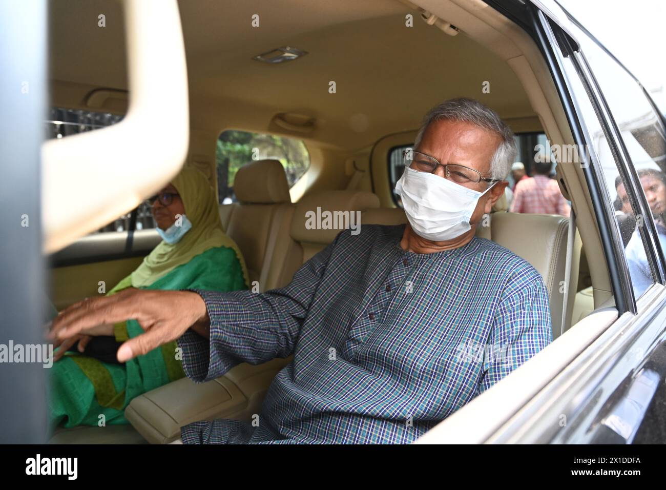 Dhaka, Bangladesh, il 16 aprile 2024, il premio Nobel del Bangladesh per la pace, il professor Muhammad Yunus, mostra la mano durante le partenze dalla corte dopo aver presentato un appello per l'estensione della sua cauzione al tribunale d'appello laburista di Dhaka, Bangladesh, il 16 aprile 2024 Foto Stock