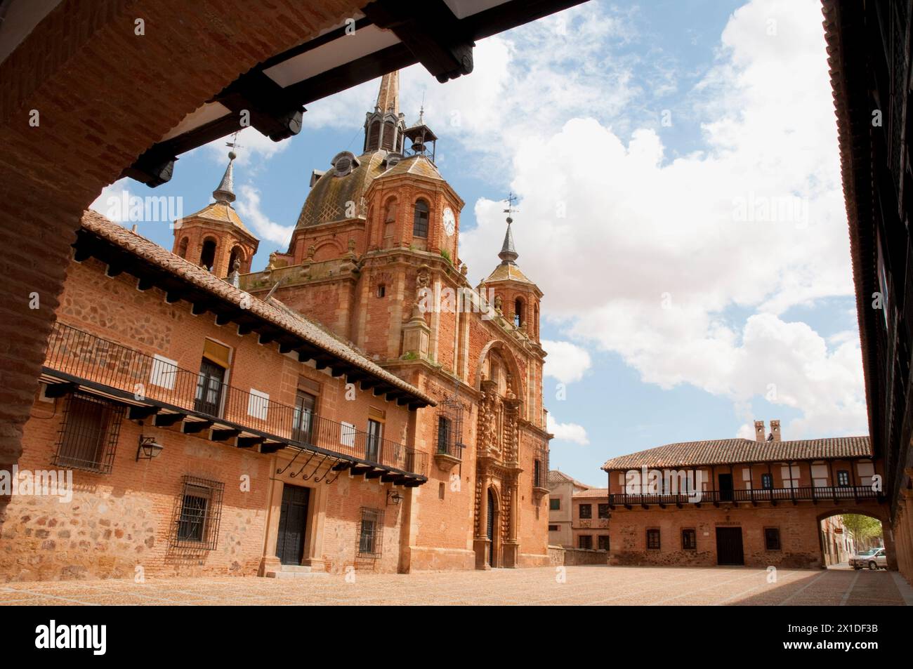 Plaza Mayor e chiesa di Cristo, vista dal porticato. San Carlos del Valle, provincia di Ciudad Real, Castilla la Mancha, Spagna. Foto Stock