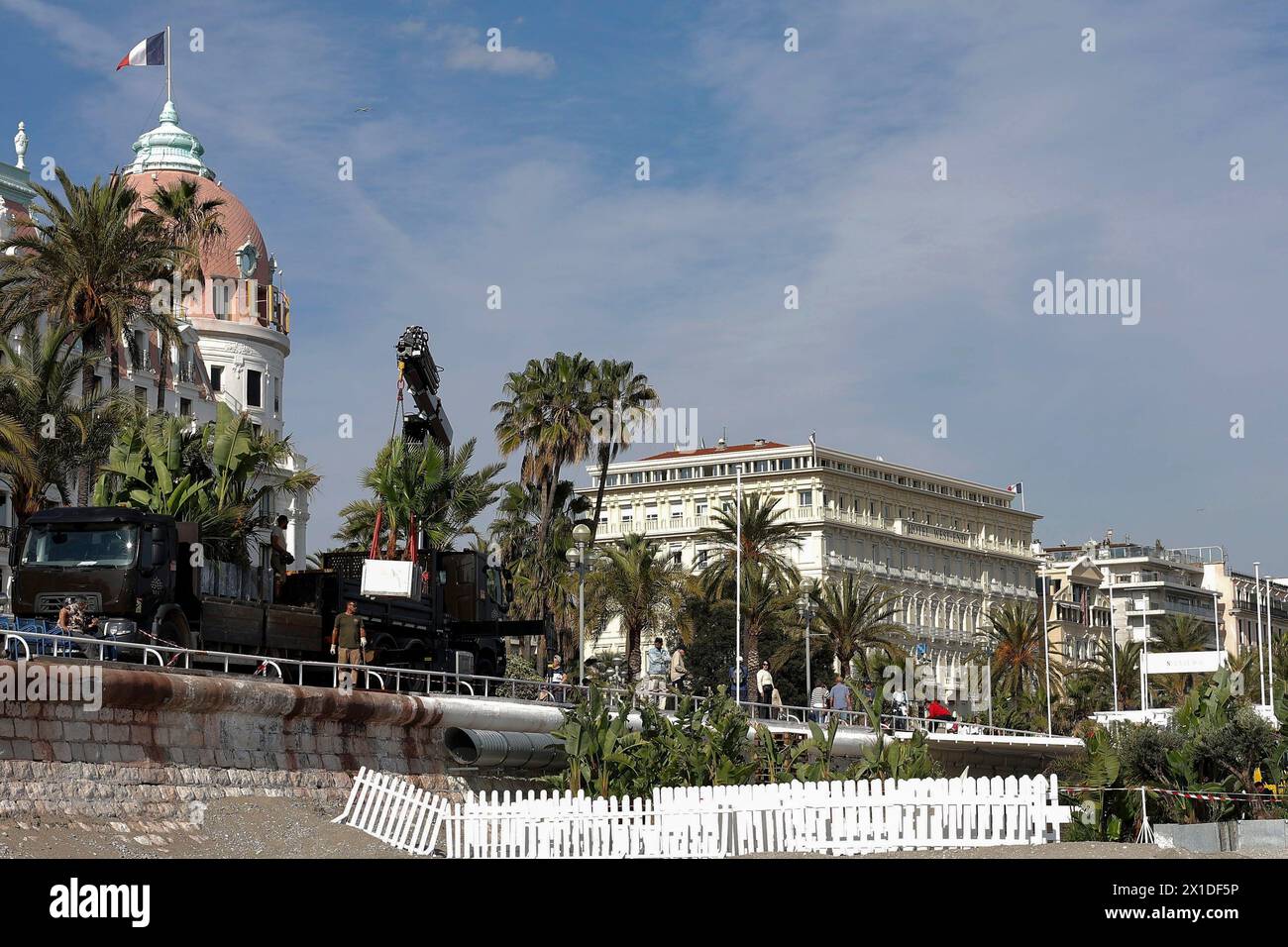 © Francois Glories/MAXPPP - 16/04/2024 palme sono state piantate sulla spiaggia dell'hotel Negresco sulla Promenade des Anglais e le spiagge private della città sono sempre più piantate di alberi. Crediti: MAXPPP/Alamy Live News Foto Stock