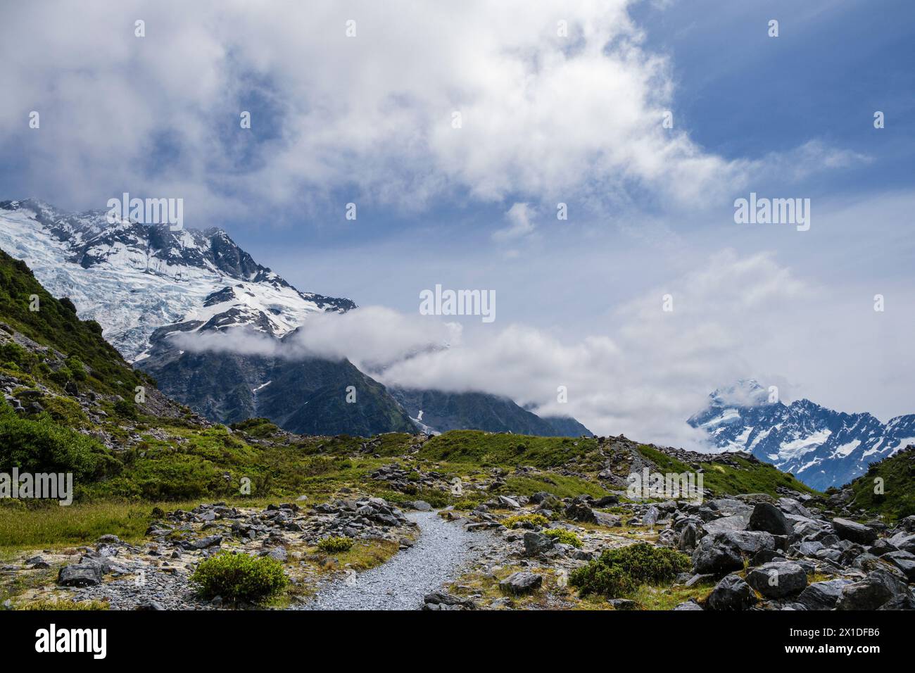 MT Sefton (a sinistra) e Aoraki/Mt Cook (a destra) dal Kea Track, Aoraki/Mt Cook National Park, Canterbury Region, South Island, nuova Zelanda Foto Stock