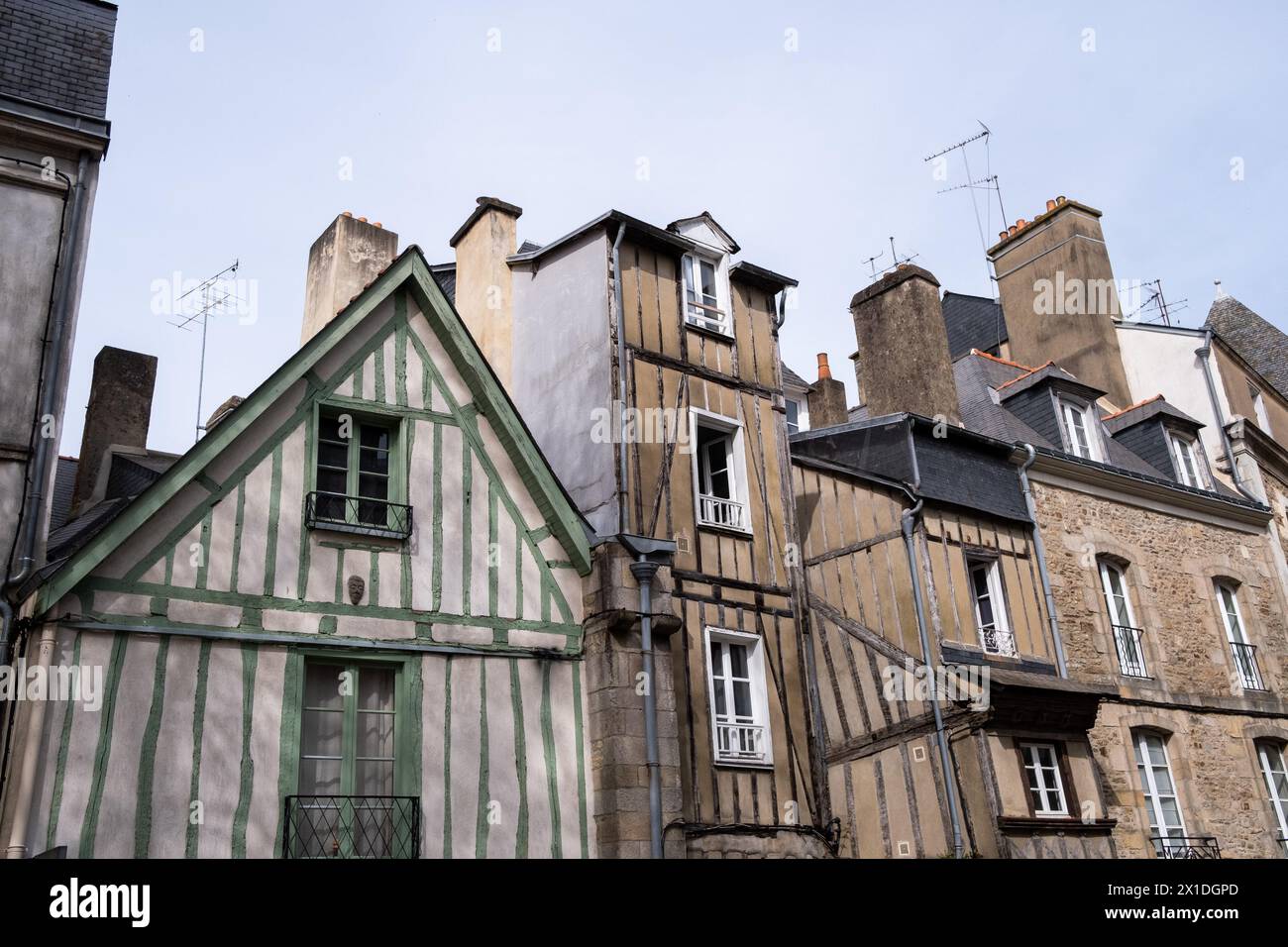 Storiche case in legno e metà in legno a Vannes, nel Golfo di Morbihan in Bretagna, il 28 marzo 2022. Maisons historiques a pan de bois ou Foto Stock