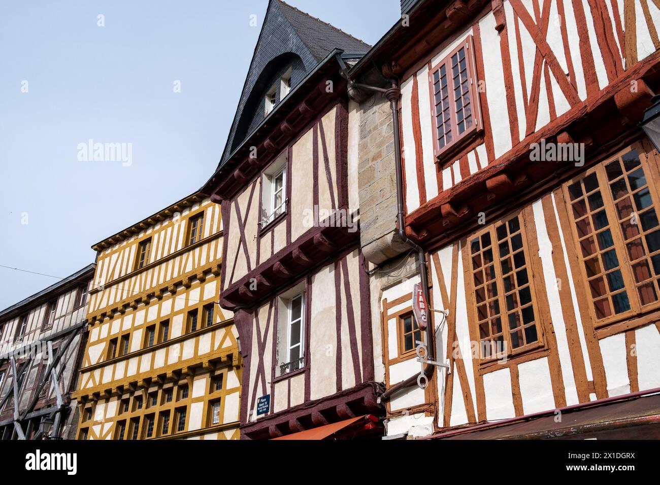 Storiche case in legno e metà in legno a Vannes, nel Golfo di Morbihan in Bretagna, il 28 marzo 2022. Maisons historiques a pan de bois ou Foto Stock