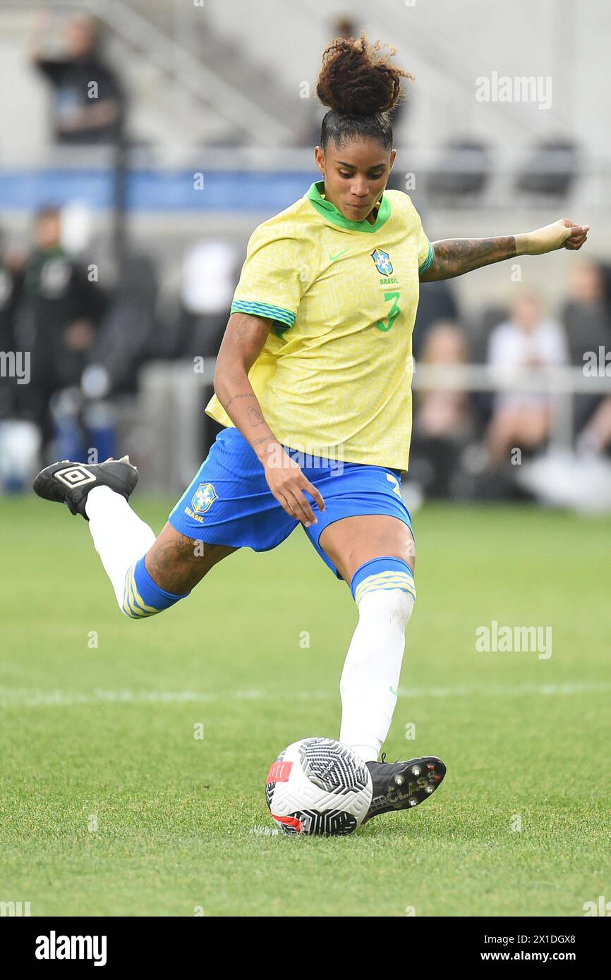 Columbus, Ohio, Stati Uniti. 9 aprile 2024. Il difensore brasiliano Tarciane (3) tira un tiro contro il Giappone durante i rigori nella partita di Columbus, Ohio, USA. Crediti: Brent Clark/Alamy Live News Foto Stock