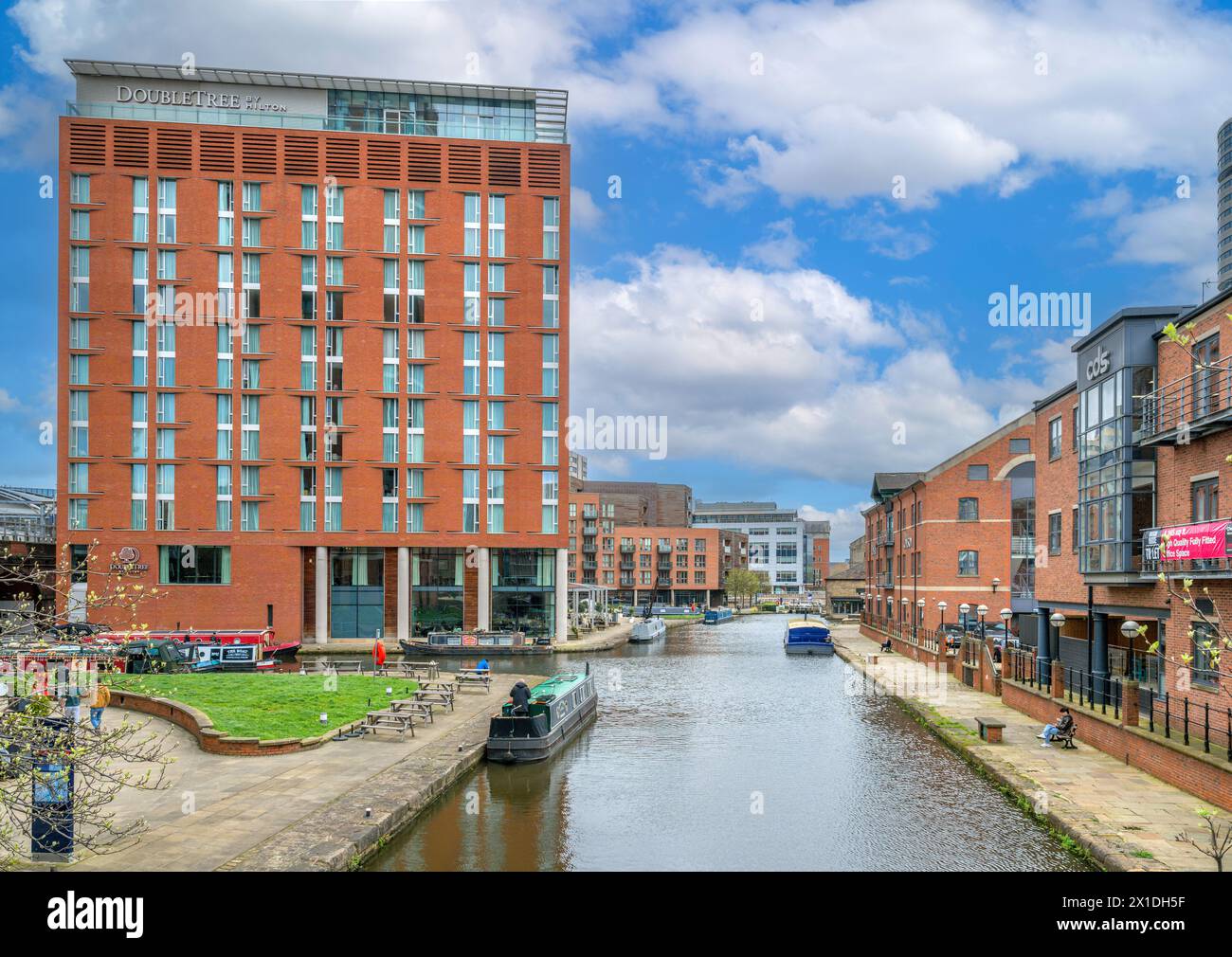 Granary Wharf guardando verso l'Hotel DoubleTree by Hilton, Leeds, West Yorkshire, Regno Unito Foto Stock