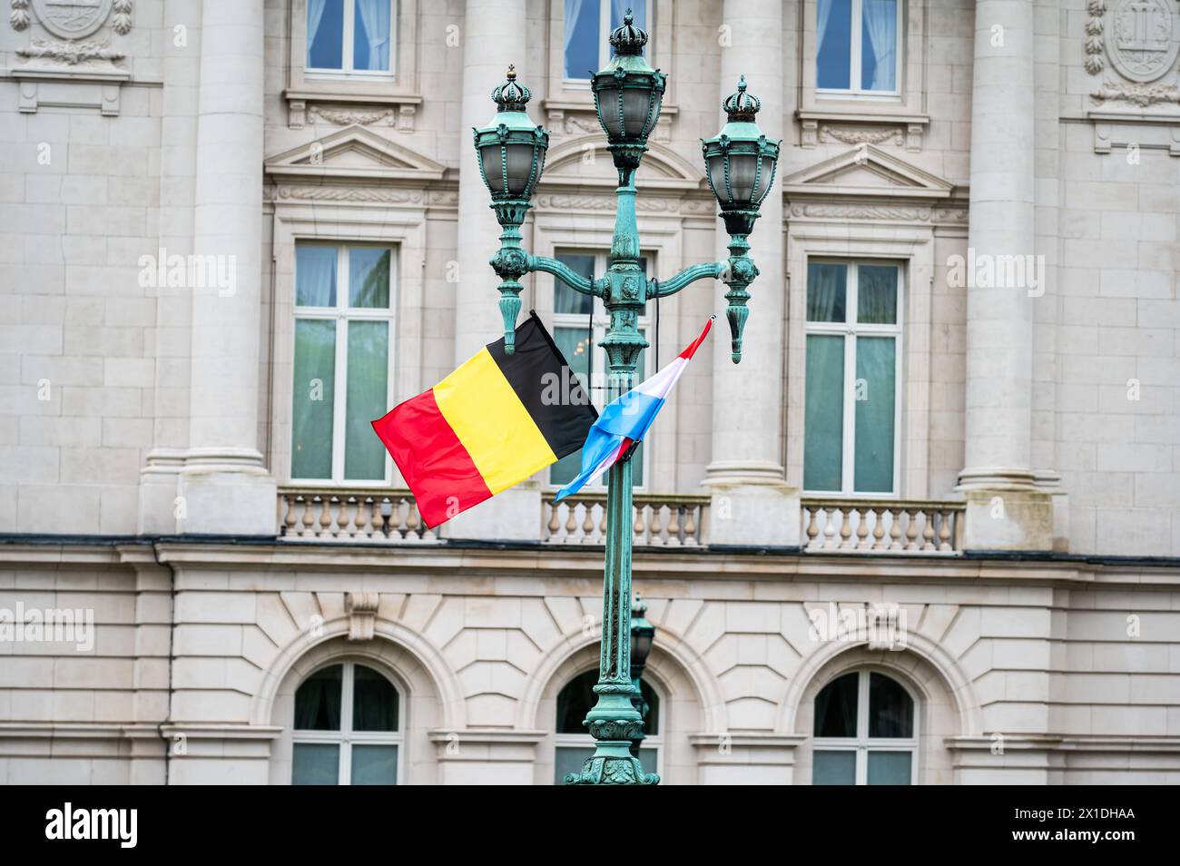 Bruxelles, Belgio, 16 aprile 2024 - due bandiere nazionali durante la visita di stato del Granducato di Lussemburgo alla monarchia belga Foto Stock