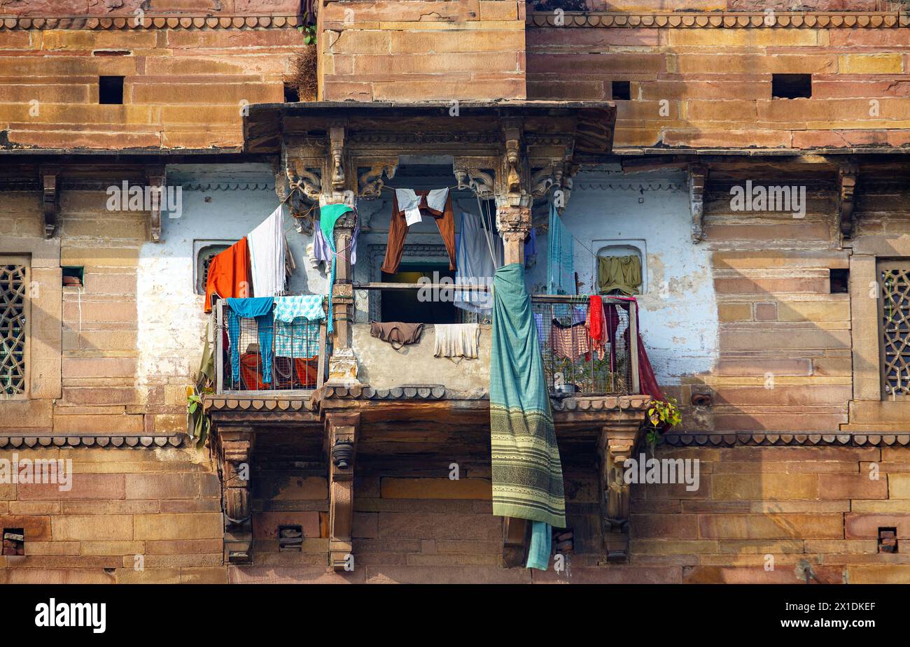 Appartamento dipinto in un vecchio palazzo che si affaccia sul fiume Gange a Varanasi, India Foto Stock