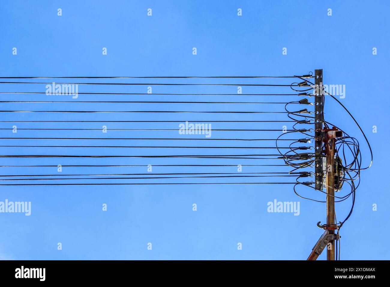 Nuovi cavi in fibra ottica per Internet ad alta velocità montati su vecchie staffe in metallo lungo la stretta strada cittadina - le Blanc, Indre (36), Francia. Foto Stock