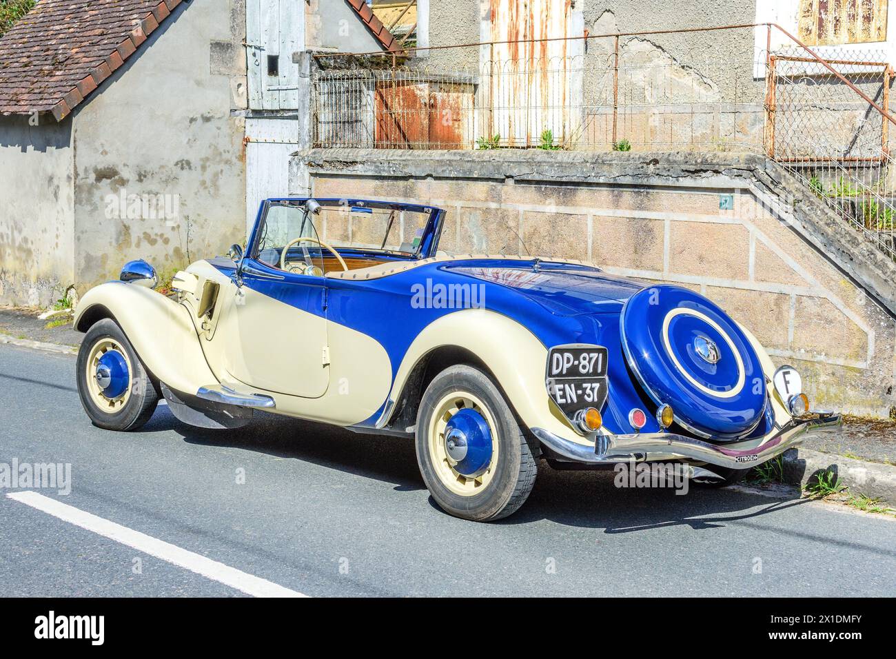 1955 Citroen Traction Avant 11 BL Cabriolet Universelle, auto a motore da turismo aperto - Francia centrale. Foto Stock