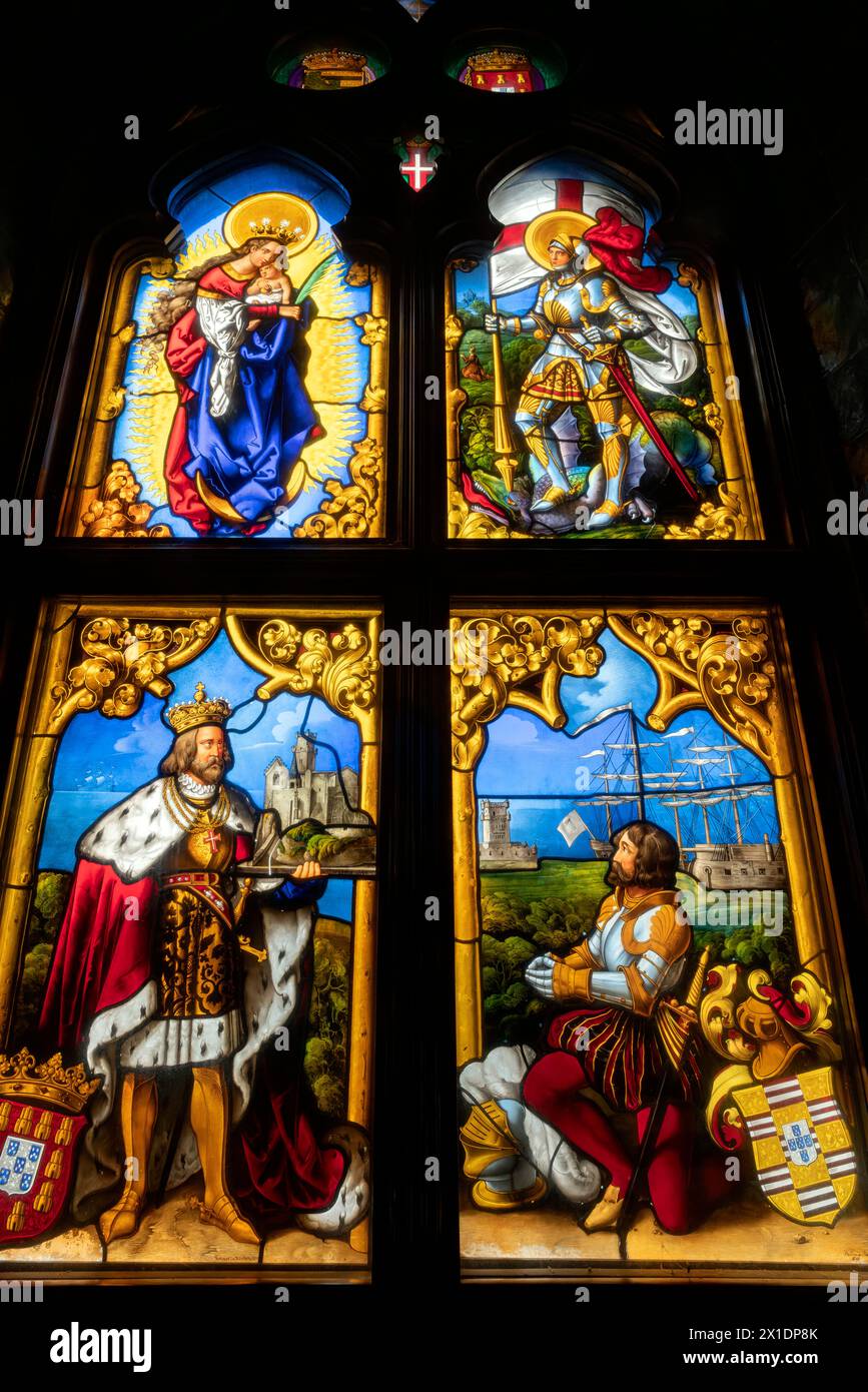 Questa vetrata colorata adornava la piccola cappella nel Palazzo pena. Palazzo Nazionale pena (Palacio Nacional da pena), Sintra, quartiere di Lisbona, P. Foto Stock