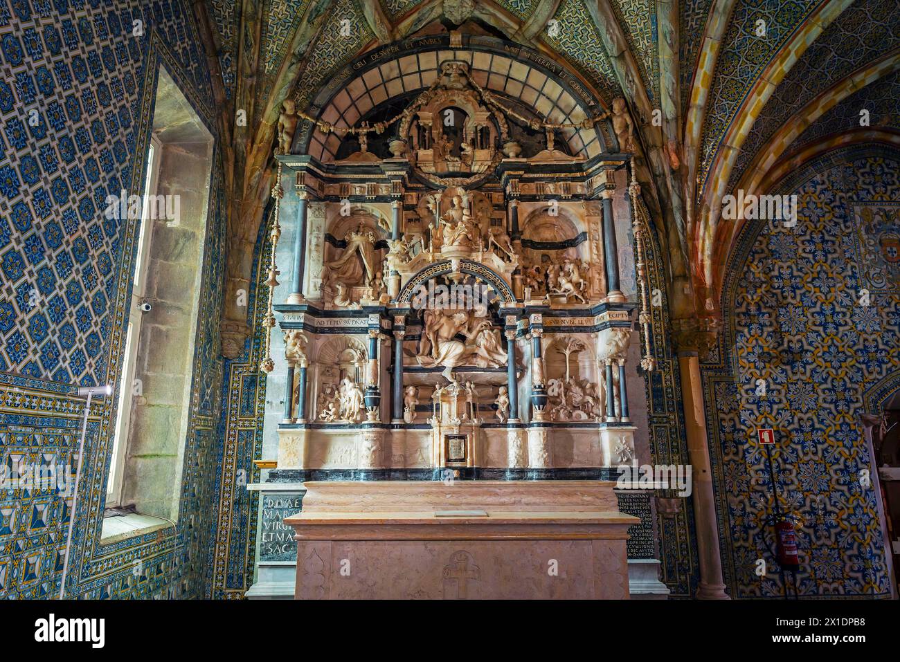 La pala d'altare nella piccola cappella del Palazzo pena è scolpita in alabastro e marmo che raffigurano scene della vita di Gesù Cristo. La pena Foto Stock