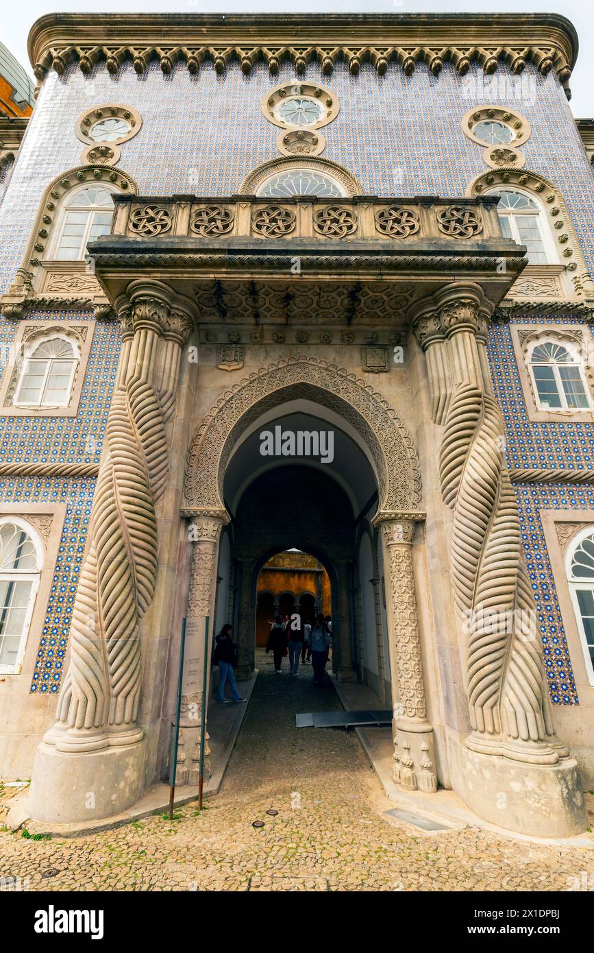 Cancello con colonne intrecciate che sorregge il balcone dell'Auditorium. Palazzo Nazionale pena (Palacio Nacional da pena), Sintra, quartiere di Lisbona, Porto Foto Stock