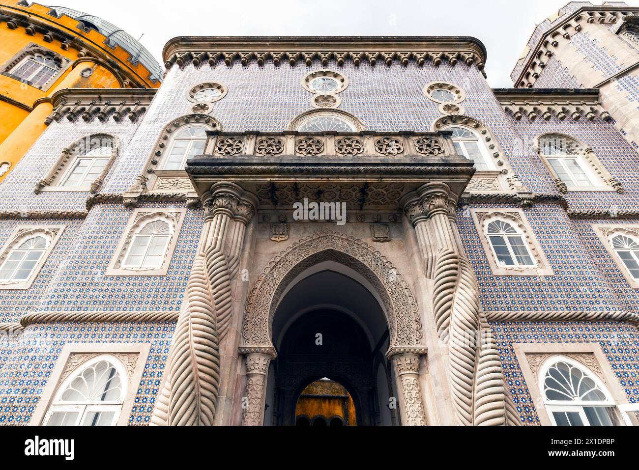 Cancello con colonne intrecciate che sorregge il balcone dell'Auditorium. Palazzo Nazionale pena (Palacio Nacional da pena), Sintra, quartiere di Lisbona, Porto Foto Stock