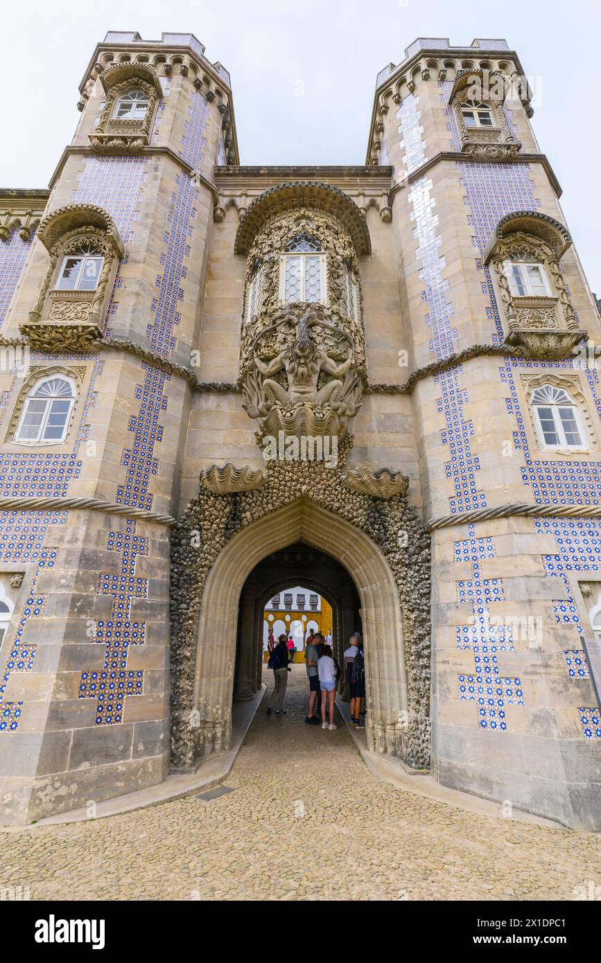 Una statua della guardia di Tritone all'ingresso del Palazzo Nazionale da pena (Palacio Nacional da pena), Sintra, quartiere di Lisbona, Portogallo. Triton Arch SIS Foto Stock