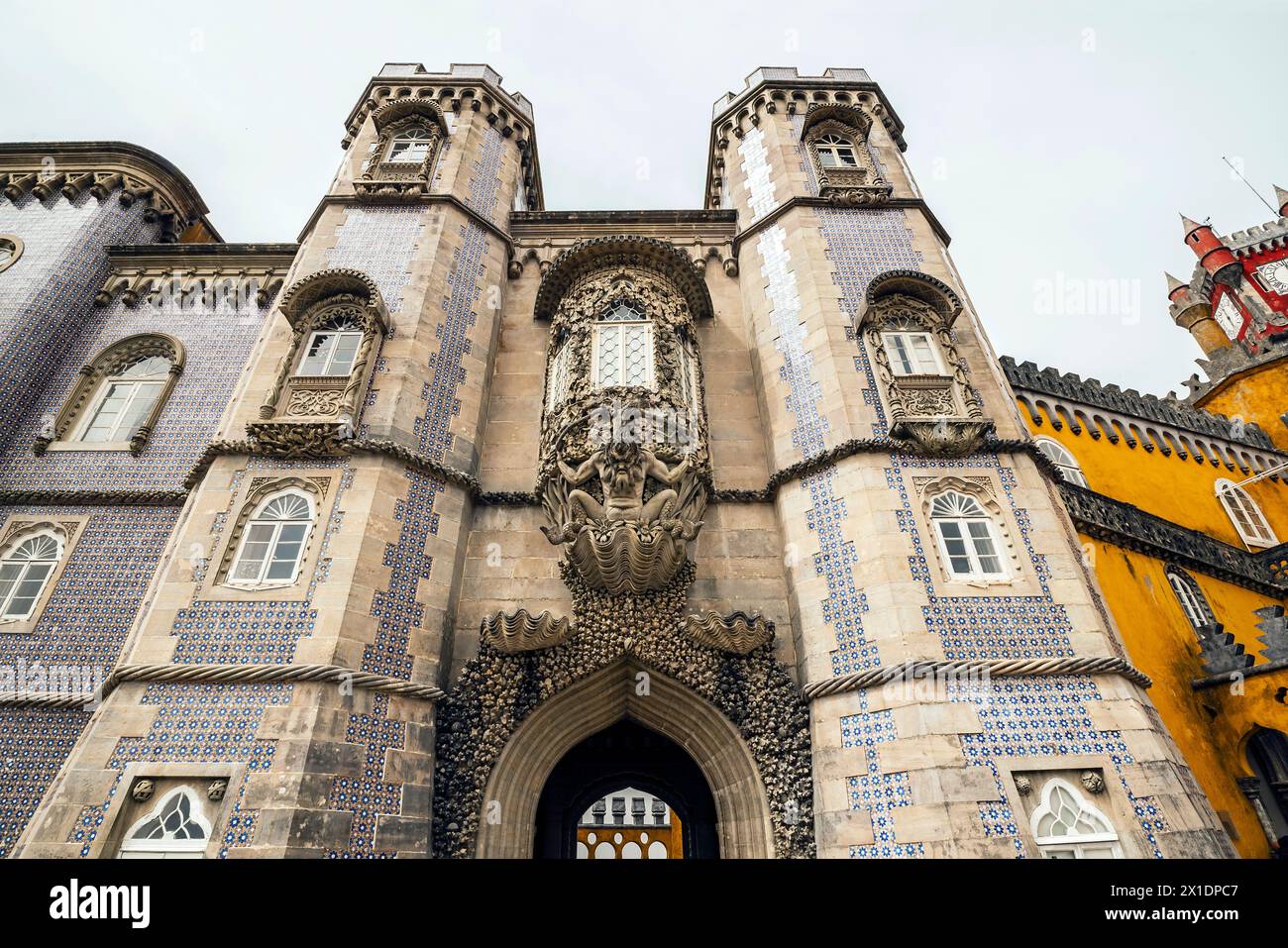 Una statua della guardia di Tritone all'ingresso del Palazzo Nazionale da pena (Palacio Nacional da pena), Sintra, quartiere di Lisbona, Portogallo. Triton Arch SIS Foto Stock