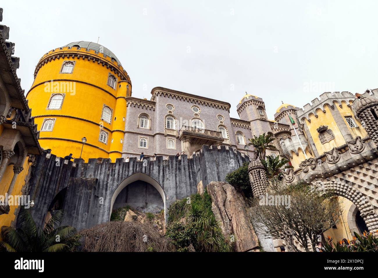 Vista del pittoresco Palazzo Nazionale da pena (Palacio Nacional da pena), Sintra, quartiere di Lisbona, Portogallo. Foto Stock