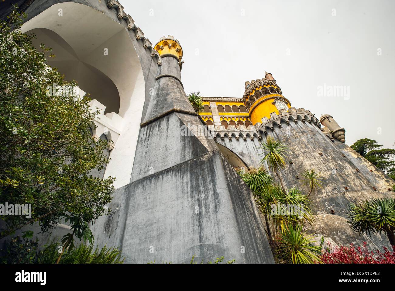 Vista del pittoresco Palazzo Nazionale da pena (Palacio Nacional da pena), Sintra, quartiere di Lisbona, Portogallo. Foto Stock