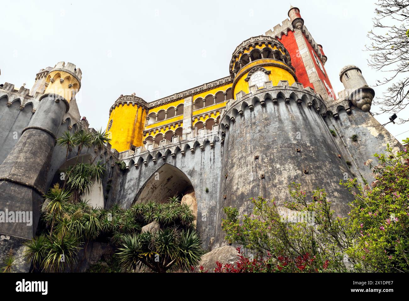 Vista del pittoresco Palazzo Nazionale da pena (Palacio Nacional da pena), Sintra, quartiere di Lisbona, Portogallo. Foto Stock