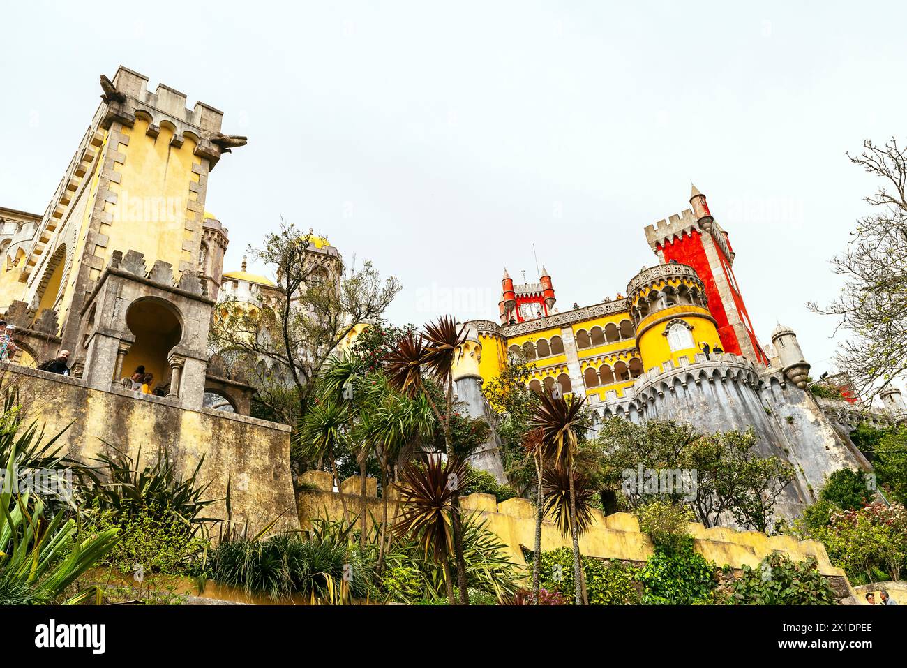 Vista del pittoresco Palazzo Nazionale da pena (Palacio Nacional da pena), Sintra, quartiere di Lisbona, Portogallo. Foto Stock