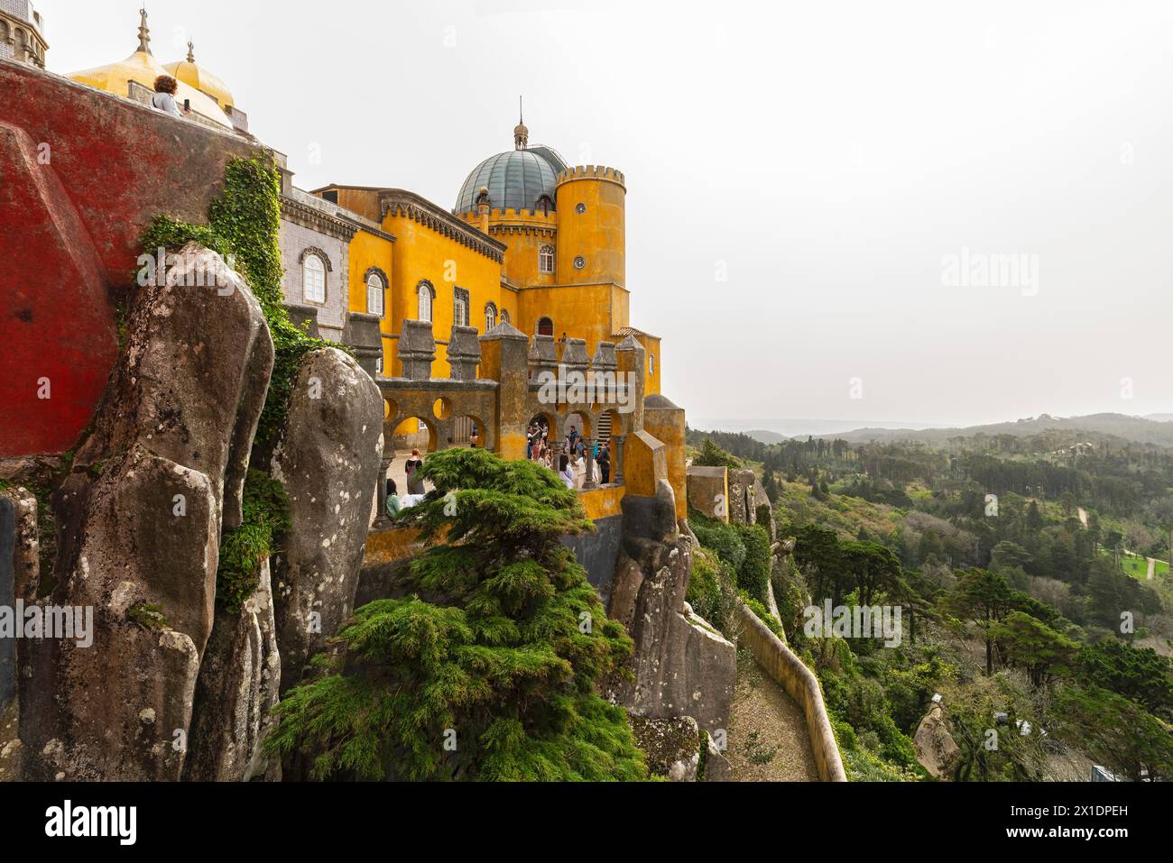 Vista del pittoresco Palazzo Nazionale da pena (Palacio Nacional da pena), Sintra, quartiere di Lisbona, Portogallo. Foto Stock