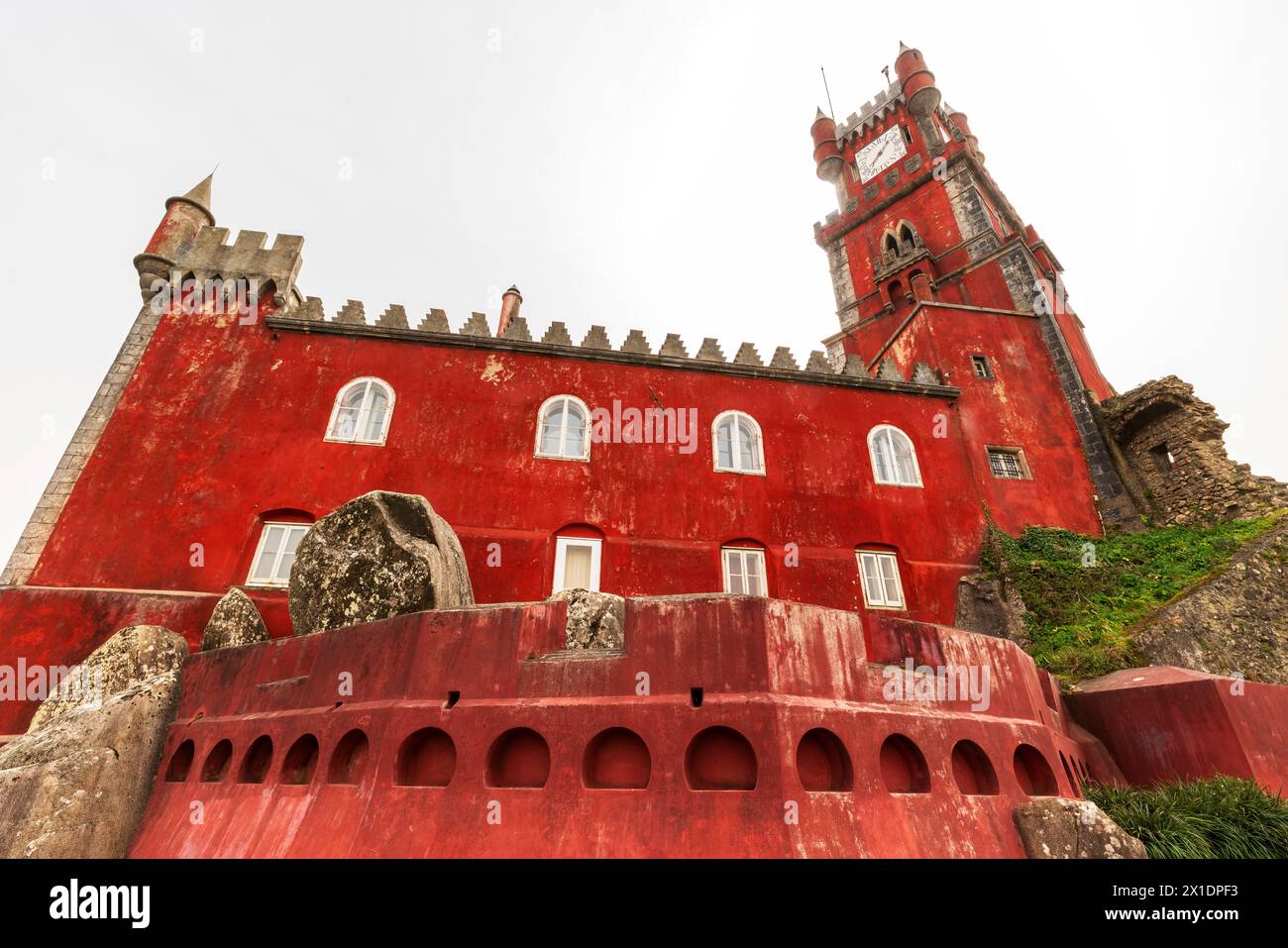 La torre dell'orologio rossa del Palazzo Nazionale pena (Palacio Nacional da pena), Sintra, quartiere di Lisbona, Portogallo. Foto Stock