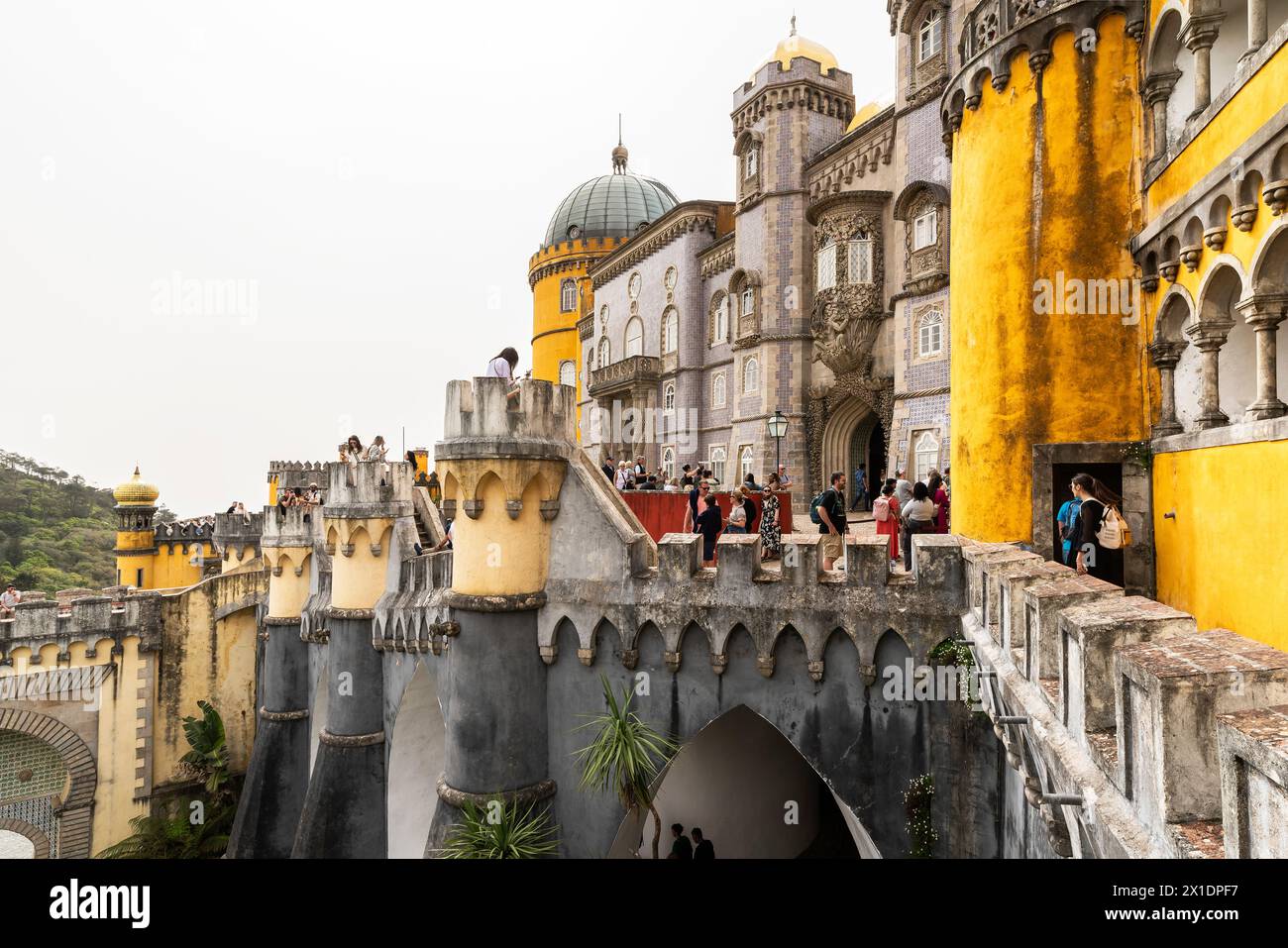 Vista del pittoresco Palazzo Nazionale da pena (Palacio Nacional da pena), Sintra, quartiere di Lisbona, Portogallo. Foto Stock