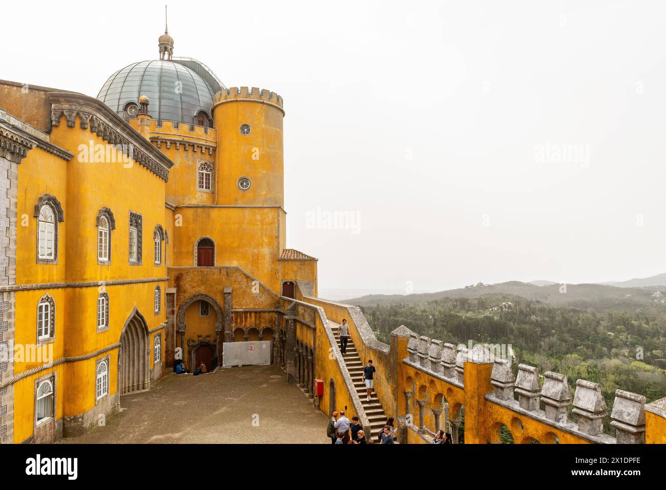 Vista del pittoresco Palazzo Nazionale da pena (Palacio Nacional da pena), Sintra, quartiere di Lisbona, Portogallo. Foto Stock