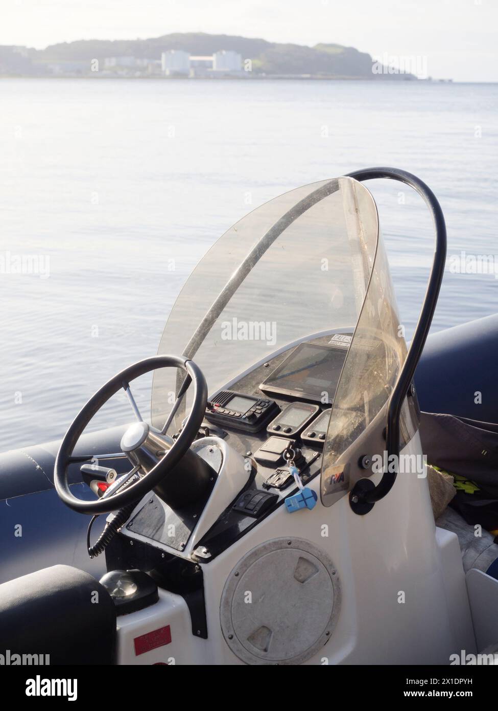 La vista da un RHIB ormeggiato a Great Cumbrae, Scozia Foto Stock La vista da un RHIB ormeggiato a Great Cumbrae, Scozia Foto Stock
