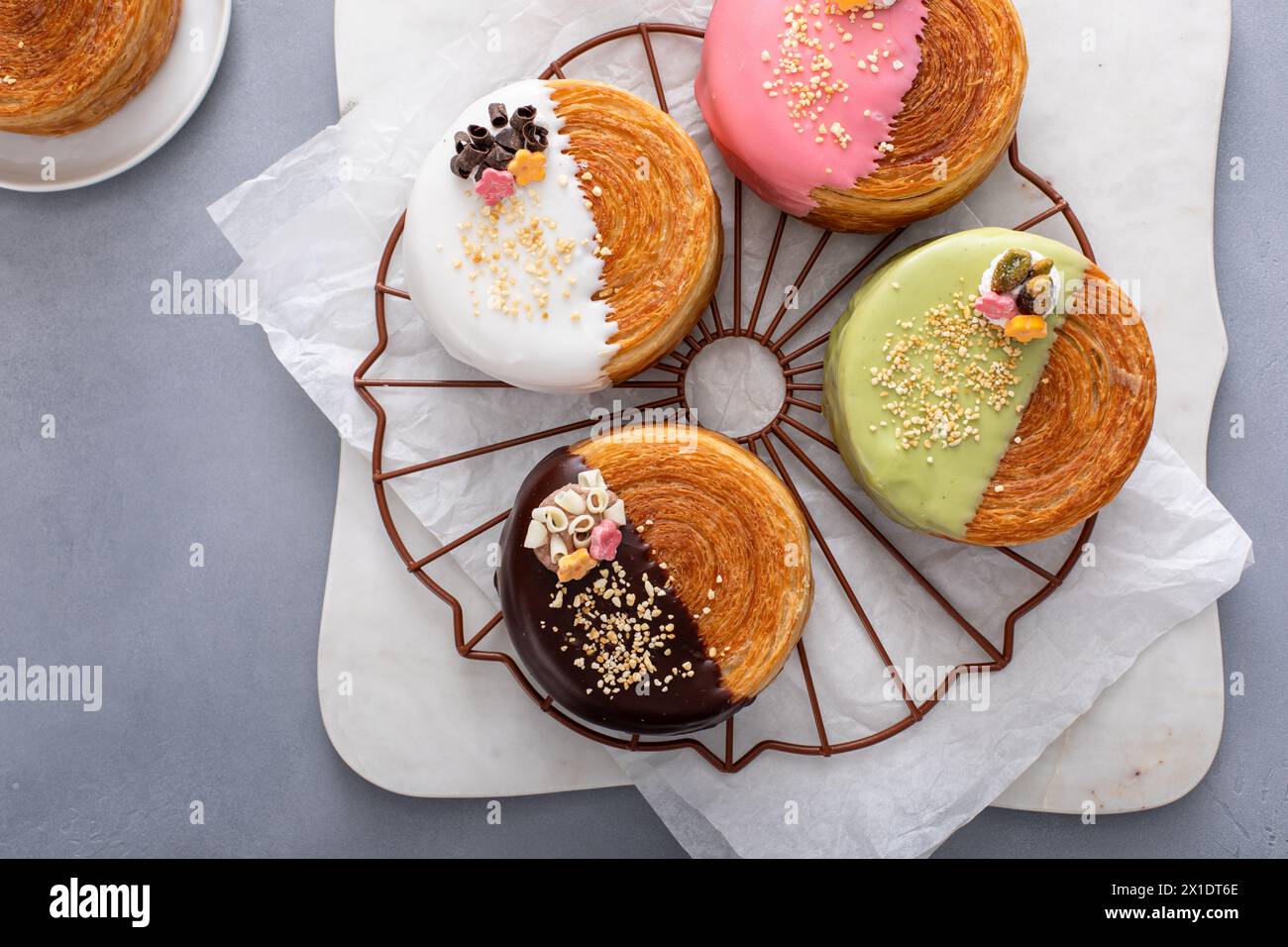 Croissant rotondi con ripieno e glassa, idea di dessert alla moda, colpo sopra la testa Foto Stock