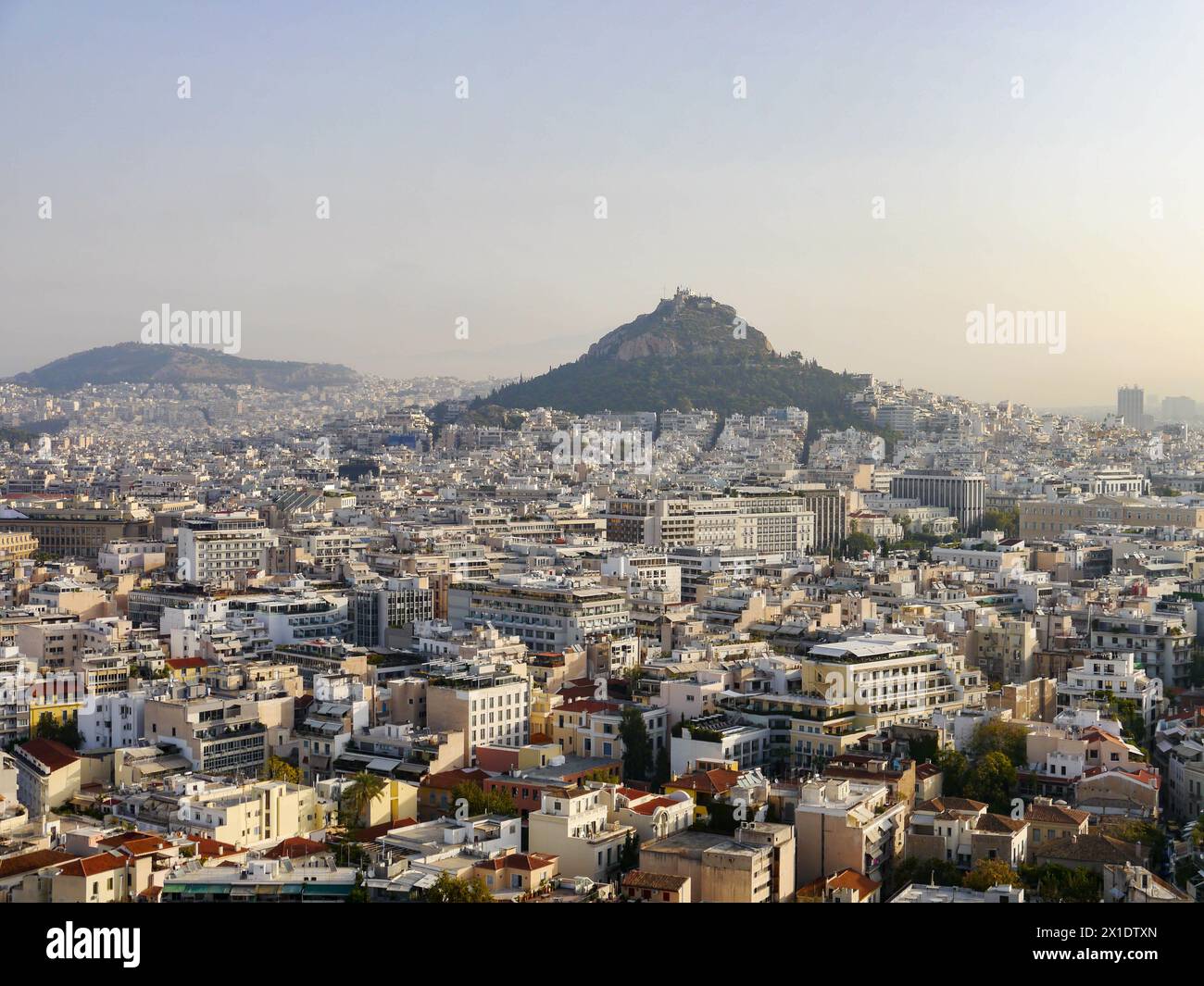 Il Colle Licabetto e lo skyline ateniese, Atene, Grecia Foto Stock