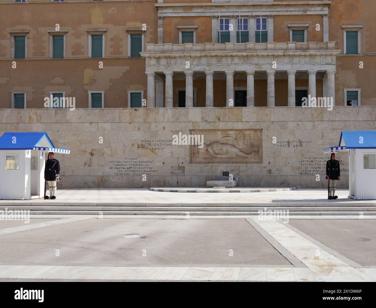 Gli Evzones, la guardia presidenziale, fanno la guardia fuori dal vecchio Palazzo reale che ora funge da edificio del Parlamento greco ad Atene, in Grecia Foto Stock