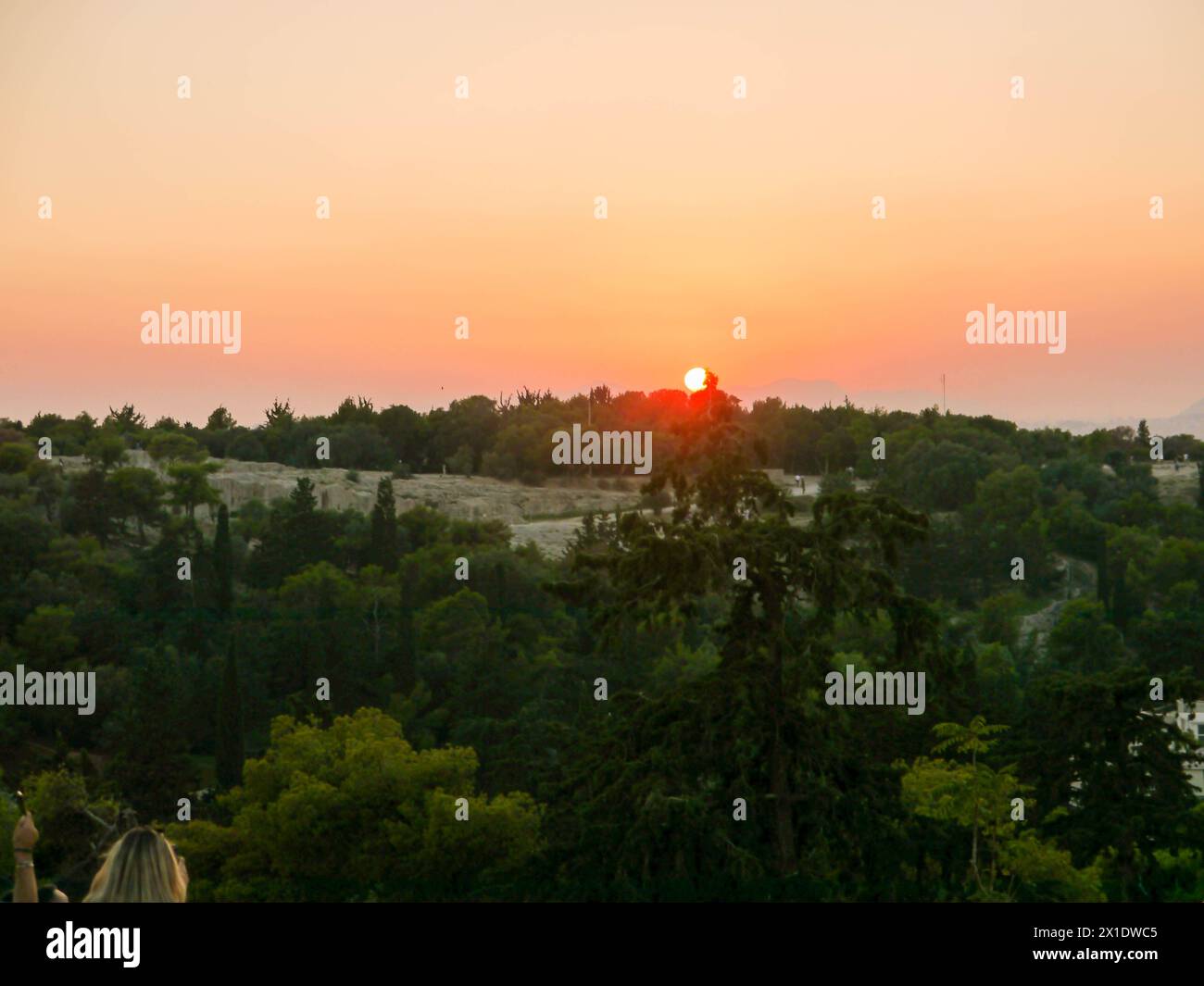Tramonto su Atene visto dalla collina di Areopago, nota anche come Collina di Marte Foto Stock