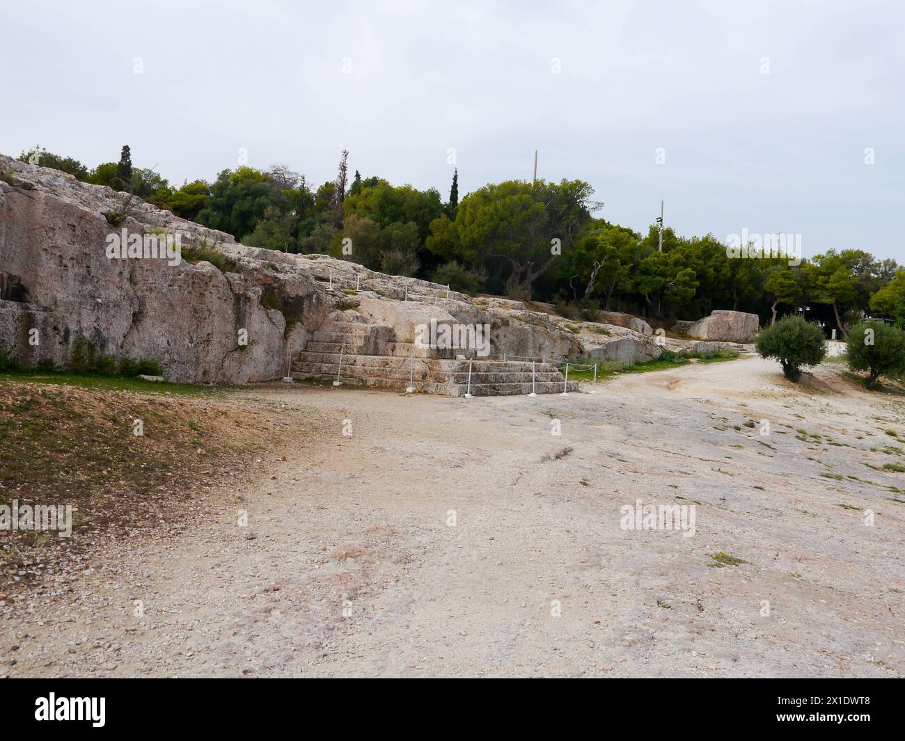 Pnyx Hill con la Vima (scalinata) e la Bema (piattaforma di altoparlanti) dove gli ateniesi votavano sulle questioni relative alla città. Atene, Grecia Foto Stock