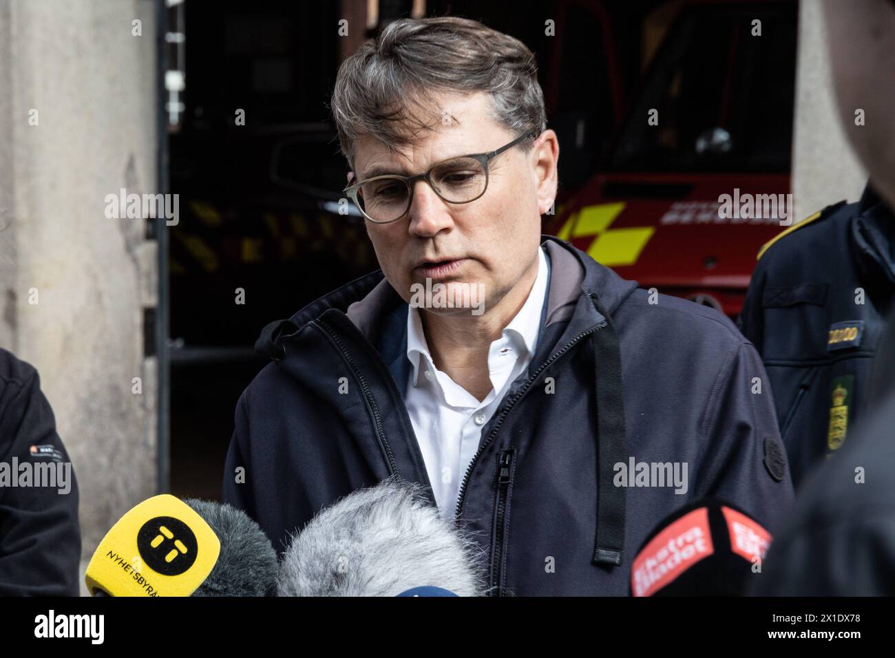 L'ex ministro danese della cultura e attuale amministratore delegato delle imprese danesi, Brian Mikkelsen interviene in una conferenza stampa con le autorità in relazione all'incendio della Borsa Boersen a Copenaghen martedì 16 aprile 2024 Copenhagen Bag Radhuset Danimarca Copyright: XKristianxTuxenxLadegaardxBergx 2E6A9982 Foto Stock