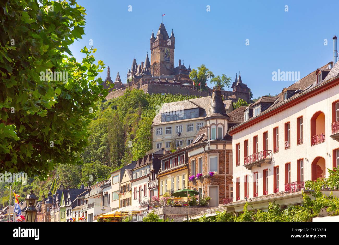 Vista sulla soleggiata Cochem, splendida città sul romantico fiume Mosella, Germania Foto Stock