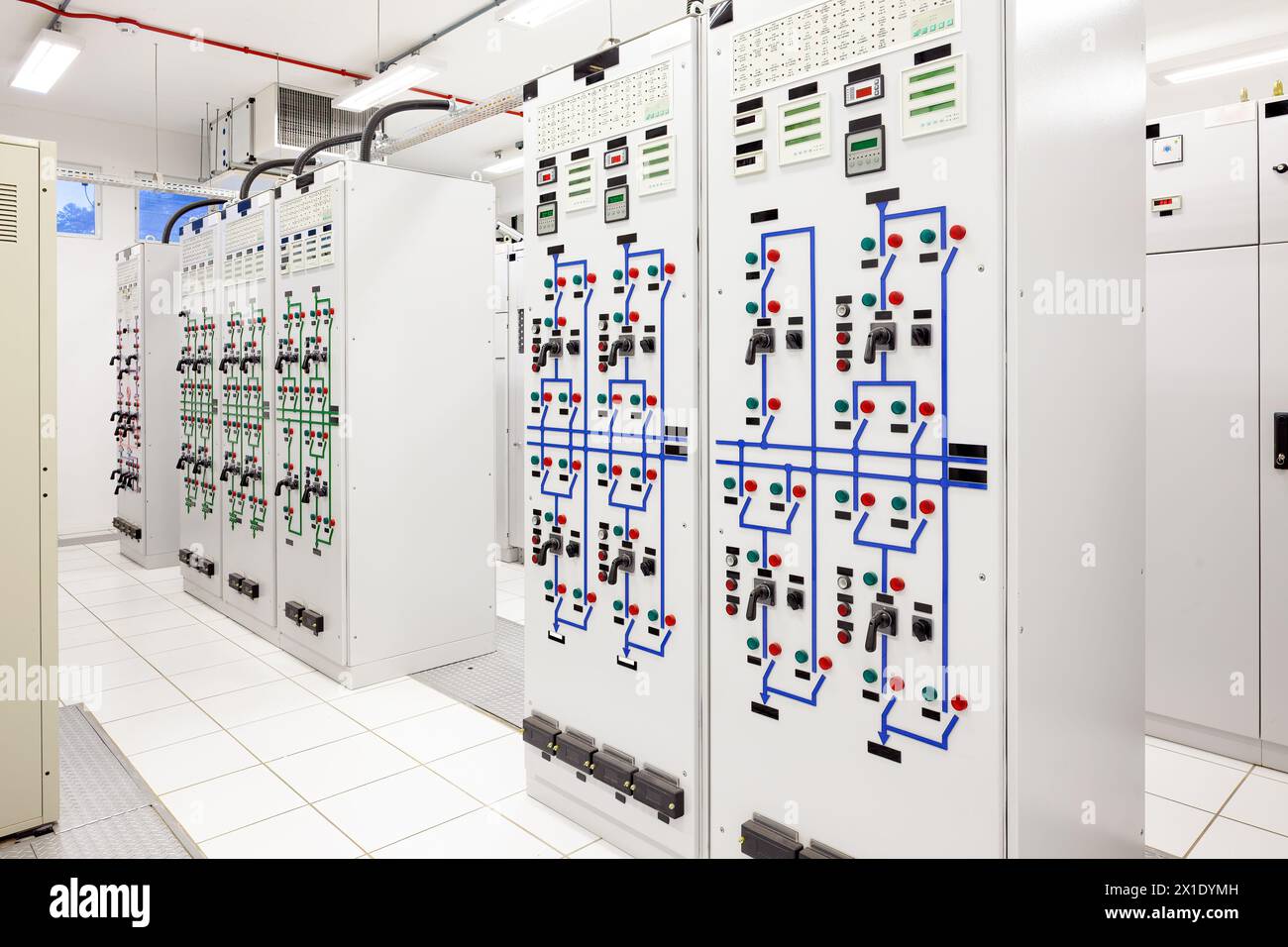 Sala dei quadri elettrici in una sottostazione elettrica. Foto Stock